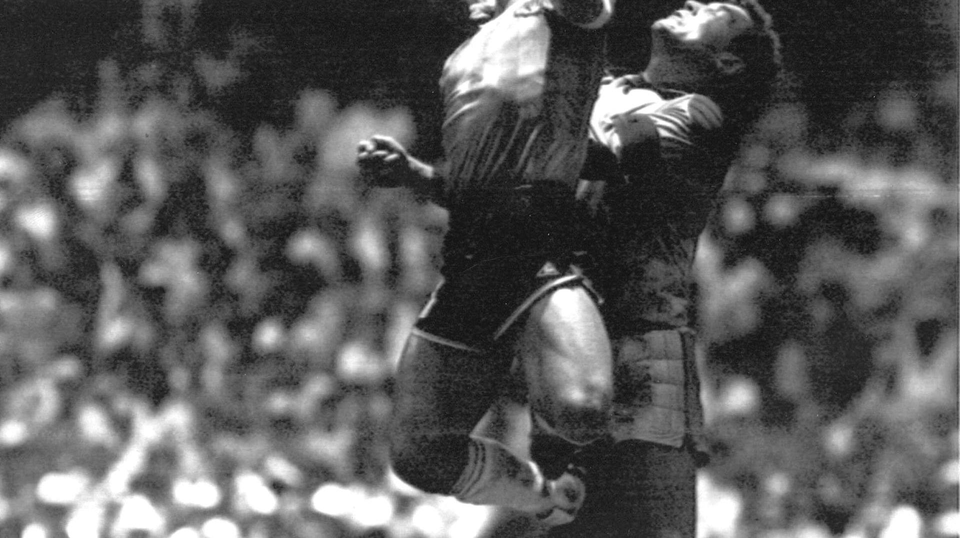 I dette moment scorer Diego Maradona med hånden og ikke hovedet, som dommeren ellers troede. Målet blev efterfølgende legendarisk.