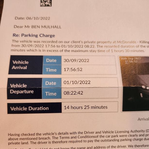 Det automatiske parkeringssytem registrerer selv bilerne ankomme og forlade McDonalds parkeringsplads. I dette tilfælde mener Ben Mulhall dog, at der er blevet lavet en stor fejl. 