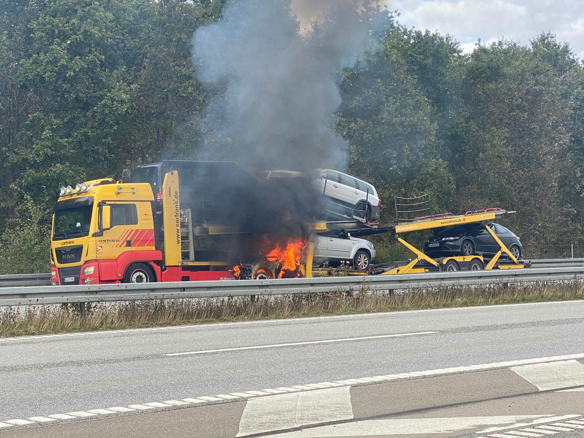 Flammerne står op af lastbilen, der er brudt i brand på Sydmotorvejen.