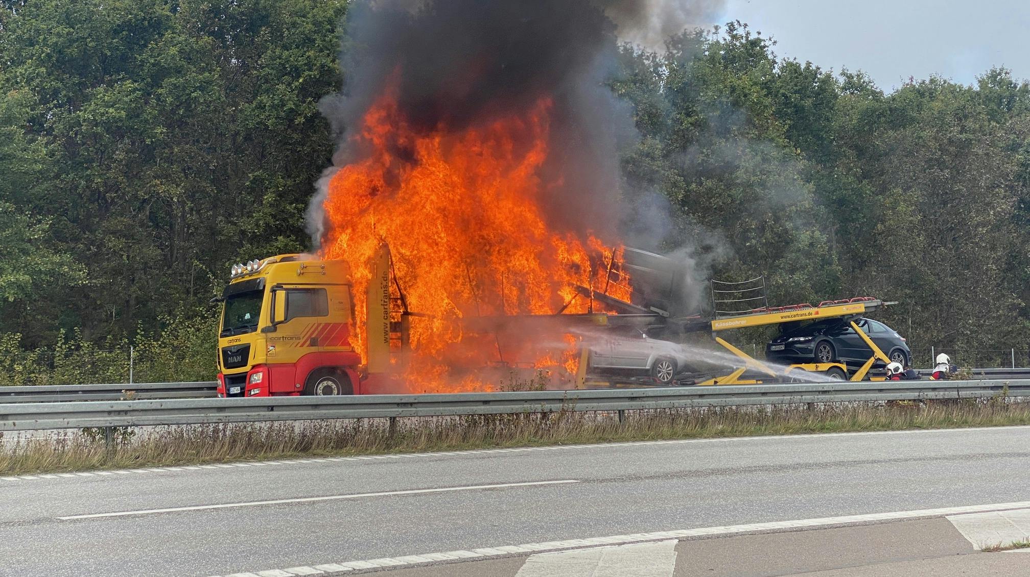 Flammerne står op af lastbilen, der er brudt i brand på Sydmotorvejen.