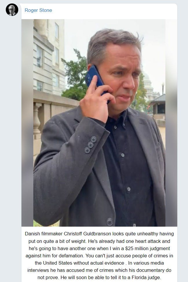 Roger Stone bruger beskedtjeneste Telegram til at nå sine følgere. Her sviner han den danske filminstruktør til og kalder ham tyk og usund. Stone skriver samtidig, at instruktøren allerede har fået et hjerteanfald. Og der kommer nok et nyt med de millionstore søgsmål.