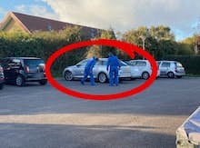 Politiet viste stor interesse for bilen i den røde cirkel.