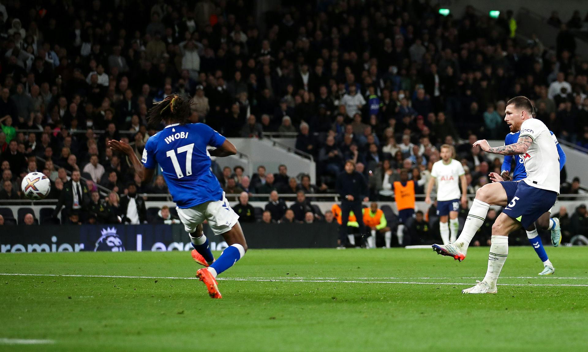 Her sparker Højbjerg bolden i netmaskerne, og sikrer Tottenham en sejr på 2-0.