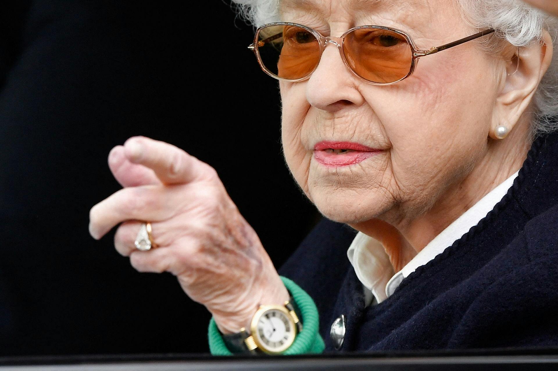Det er tvivlsomt, om dronning Elizabeth ville se med positive øjne på den beslutning, som hendes søn nu har truffet.