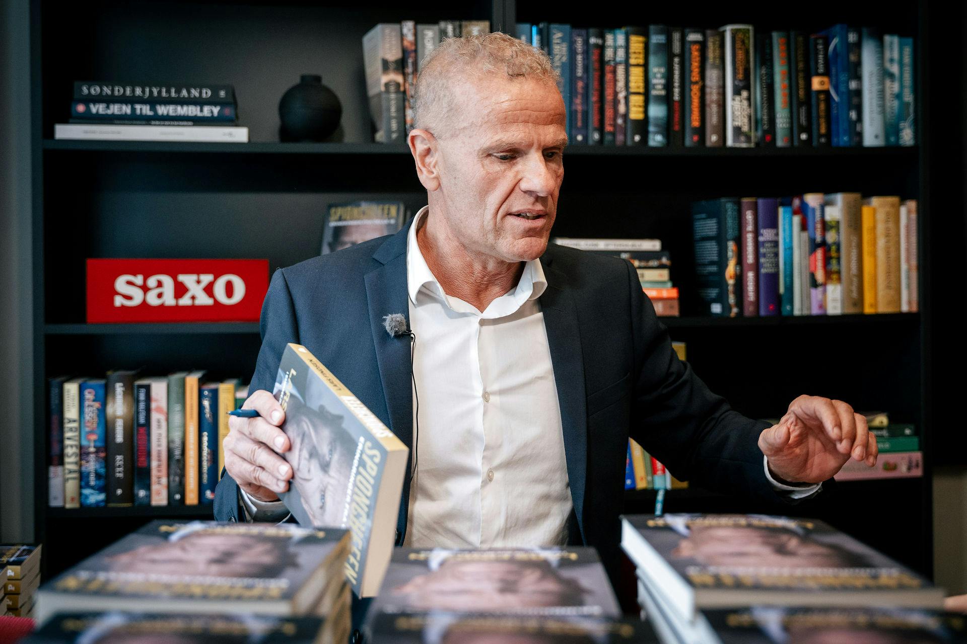 Lars Findsens bog sælges i tusindvis af eksemplarer. Første forlag er for længst revet væk. Nu skal der trykkes flere.