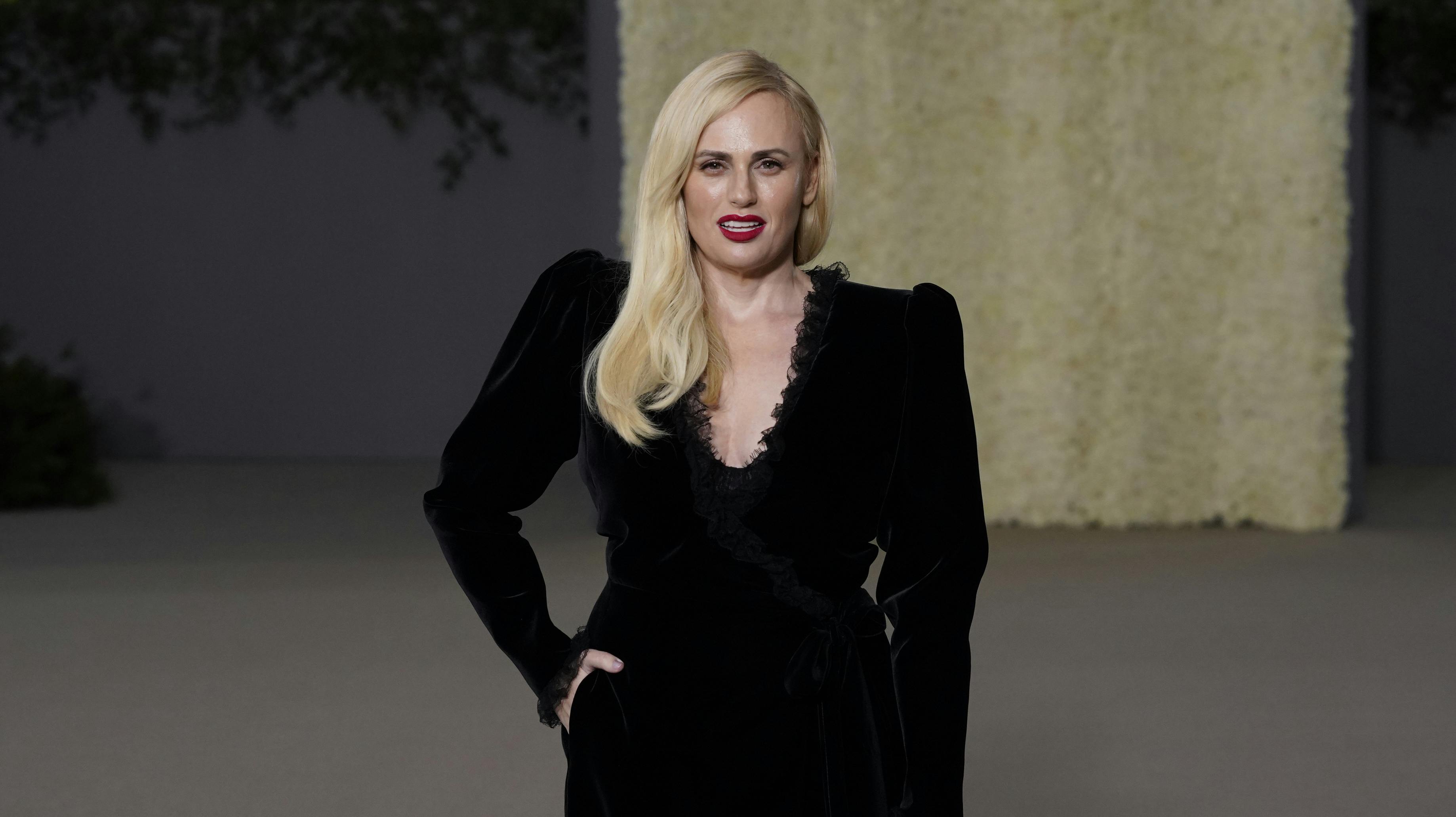 Skuespillerinde Rebel Wilson klædt i sort – og diamantring.