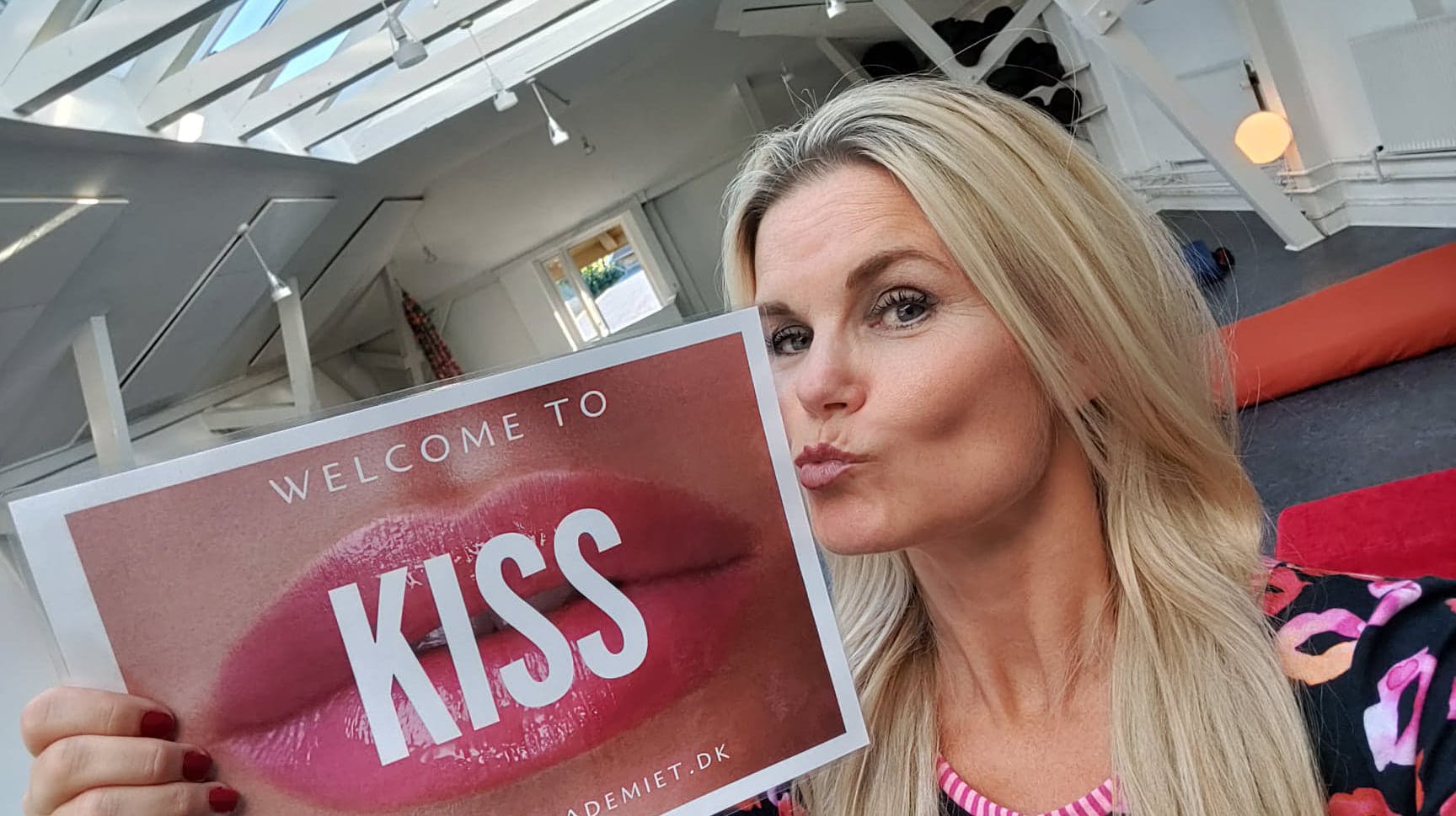 Lisa vil vække jer med kys.
