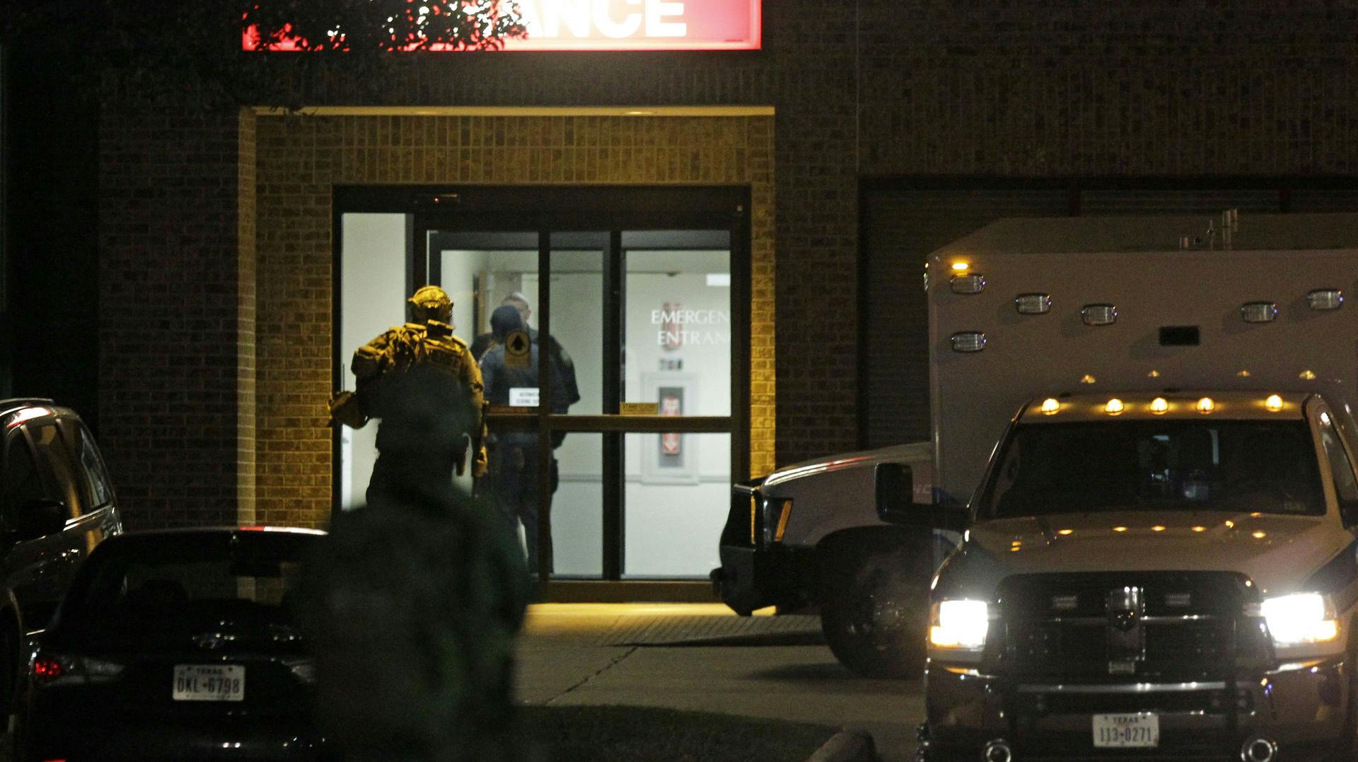 En 35-årig kvinde kørte søndag sin 5-årige datter på hospitalet alvorligt såret af et knivstik. Siden er moren blevet anholdt for drabet på den lille pige.