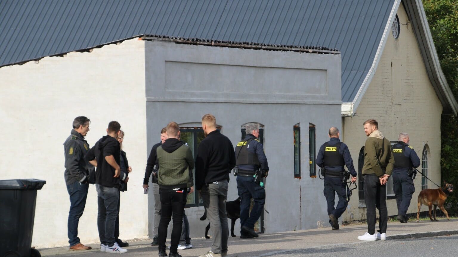 Politiet mødte talstærkt op på stedet, efter skuddet var faldet.