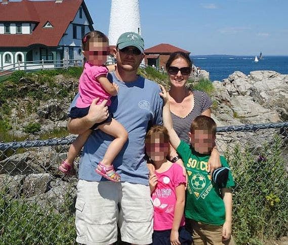 Maria og Derek Broaddus med deres tre børn. De nåede aldrig at flytte ind i deres drømmehjem, efter de blev skræmt og chikaneret af en mystisk brevskriver.