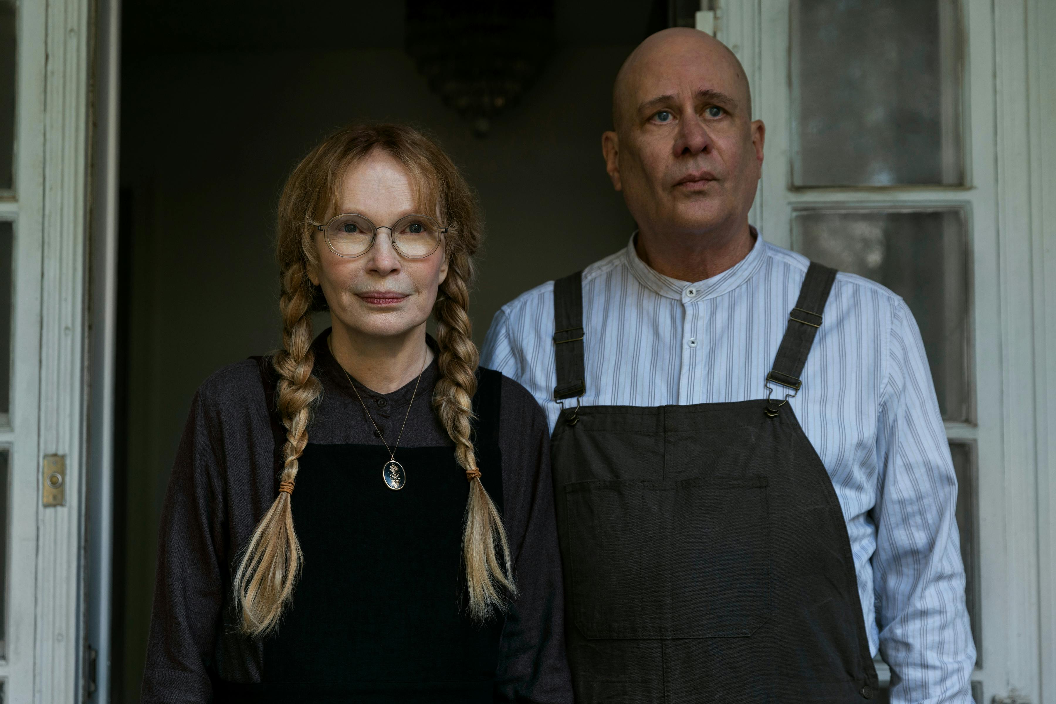 Mia Farrow og Terry Kinney spiller de skræmmende naboer i "The Watcher". 