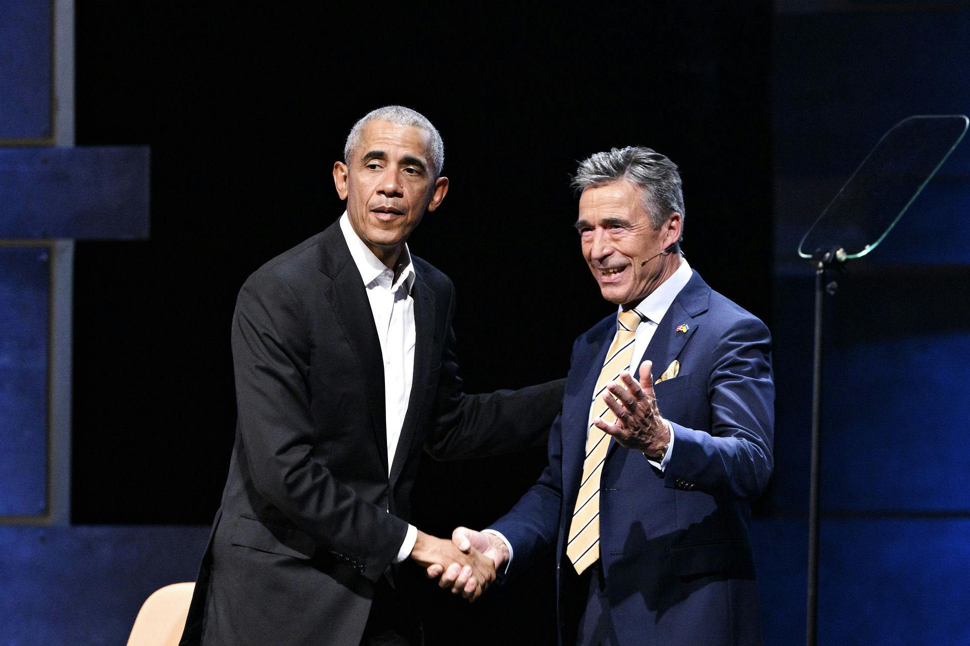 Sagen er særdeles pinlig for den tidligere danske statsminister, der her ses med Barack Obama.