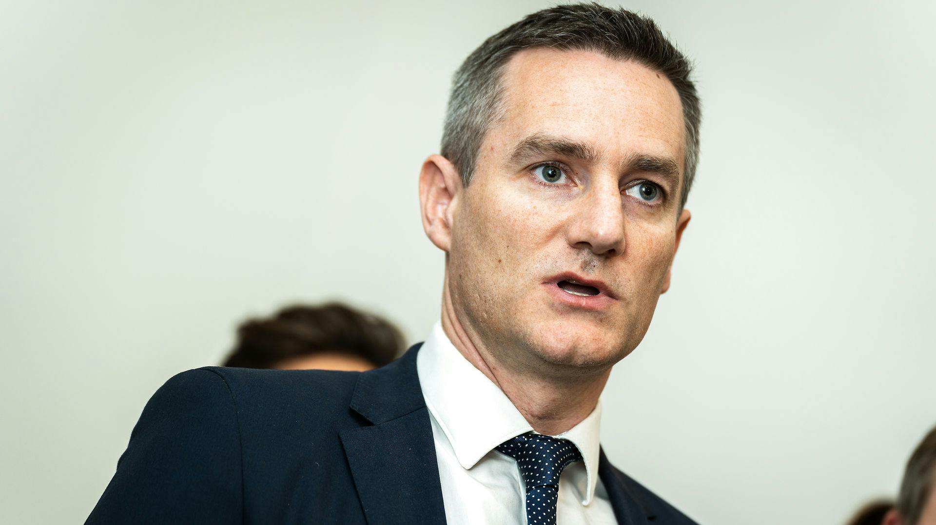 Rasmus Jarlov kunne ikke kende den tidligere udenrigsminister Kjeld Olesen, da han stoppede en ældre herre på gaden. nbsp;