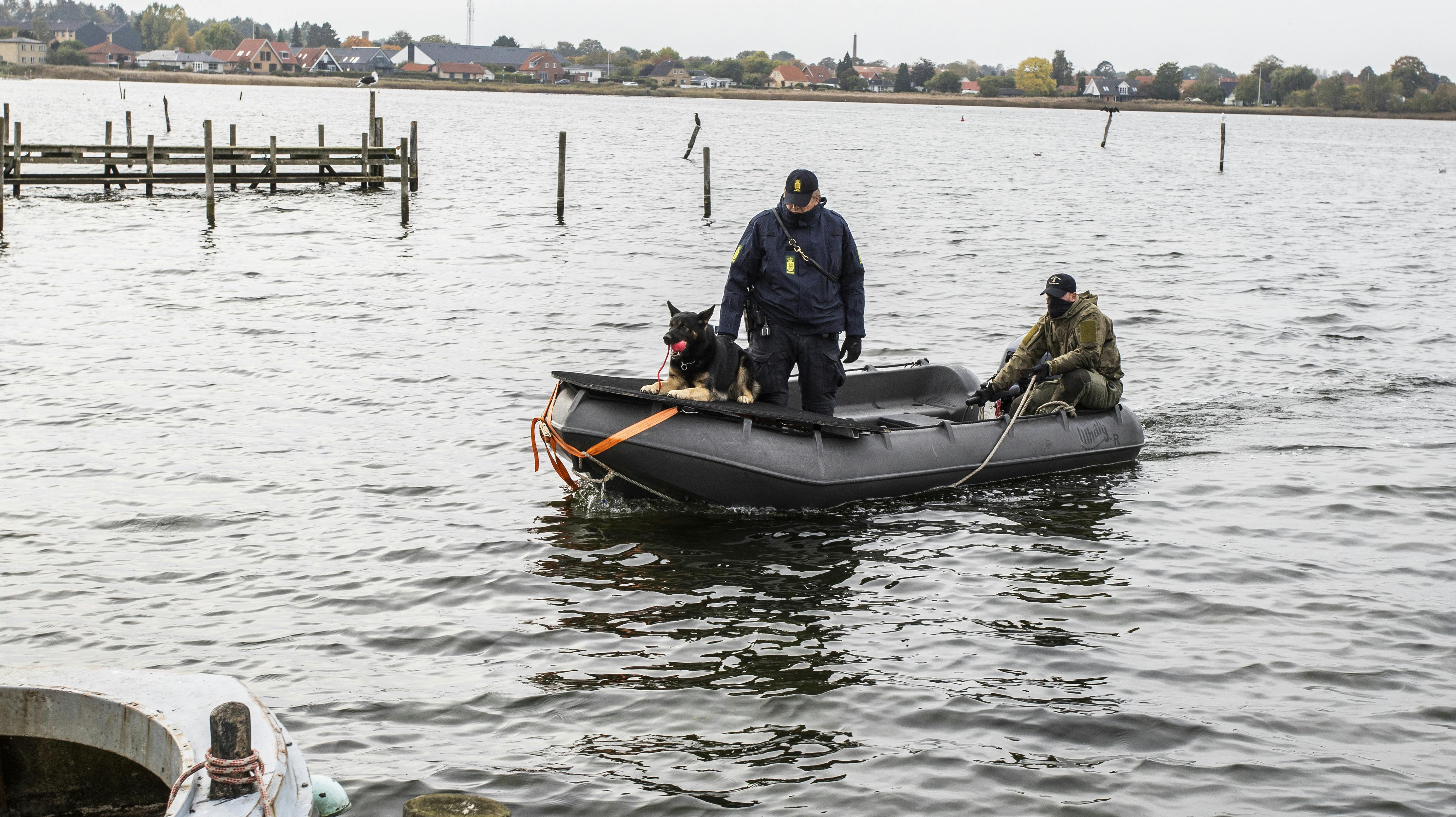 Politiet har tidligere ledt efter kvinden og hendes barn med både vandsporringshunde og droner i Præstø Fjord.