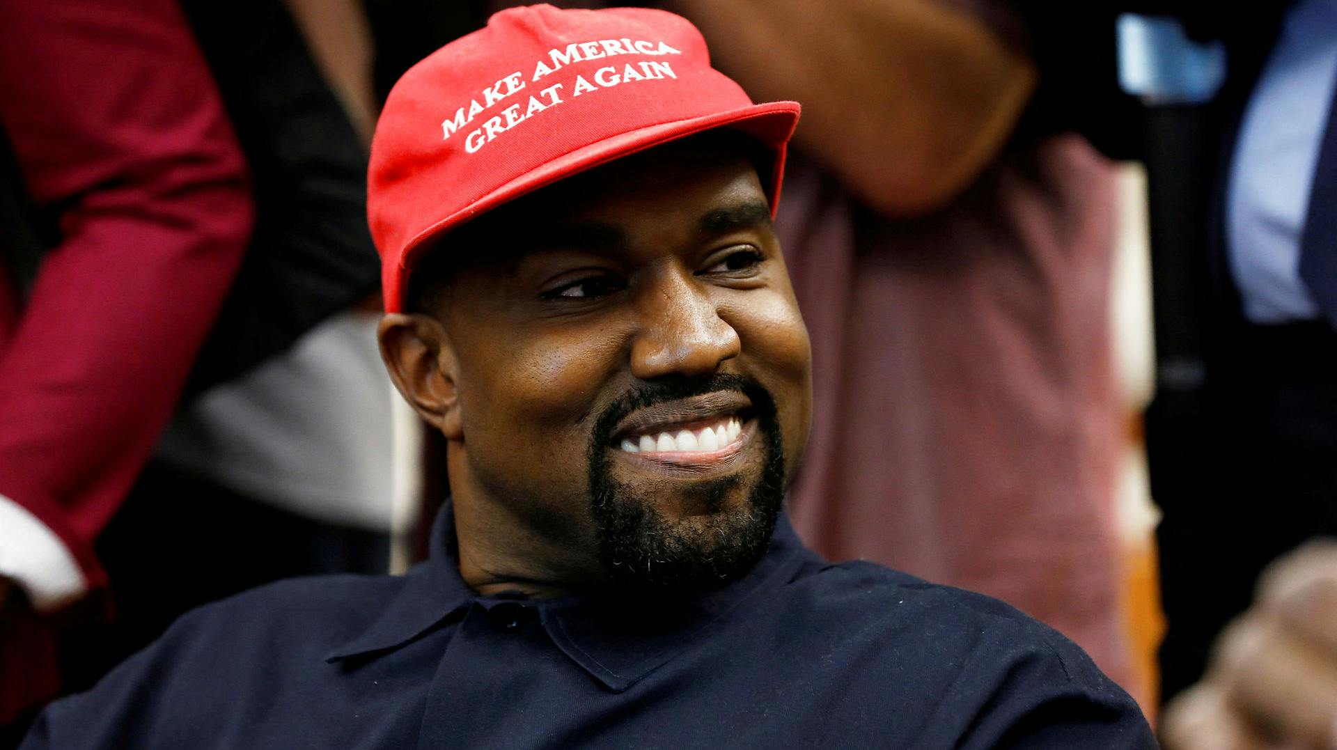 Den amerikanske rapper, Kanye West, holder fast i, at rapkollegaen Drake har knaldet Kardashian-klanens leder.