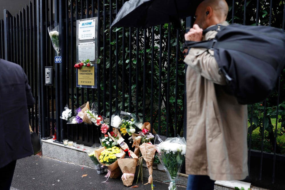Flere beboere i Paris har lagt blomster foran den lejlighedsbygning, hvor en 12-årig pige, der er blevet dræbt, boede.