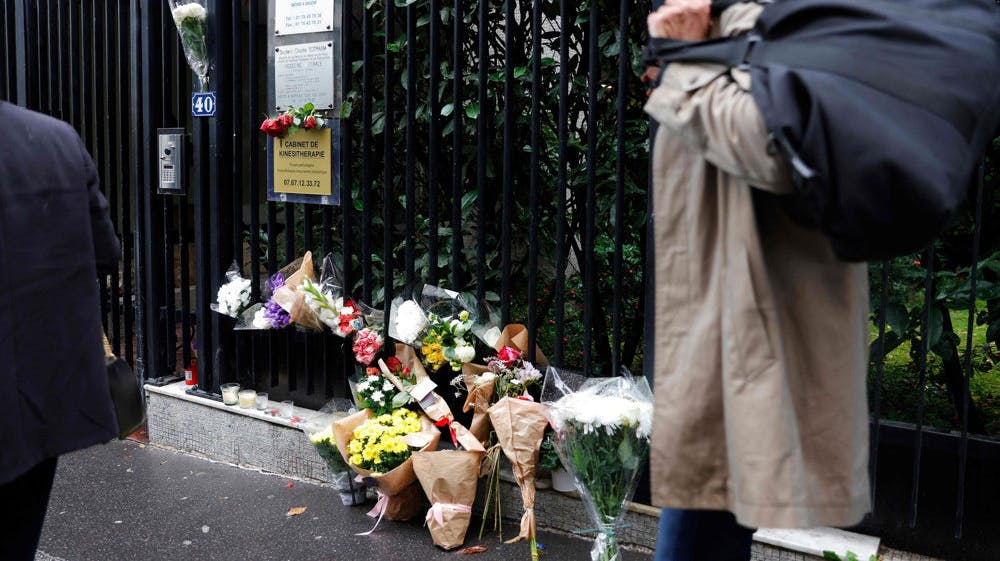 Flere beboere i Paris har lagt blomster foran den lejlighedsbygning, hvor en 12-årig pige, der er blevet dræbt, boede.