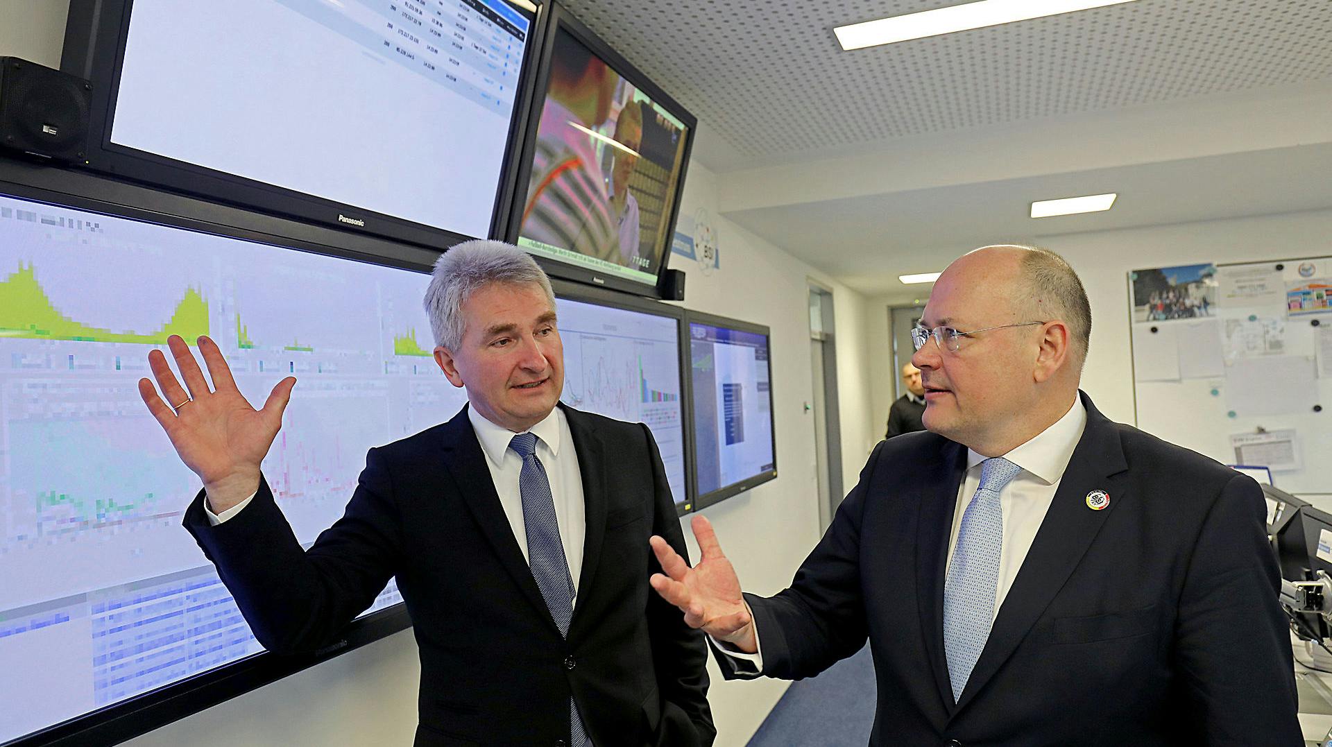 Arne Schönbohm (th), der er leder af Tysklands styrelse for cybersikkerhed, er blevet fyret.