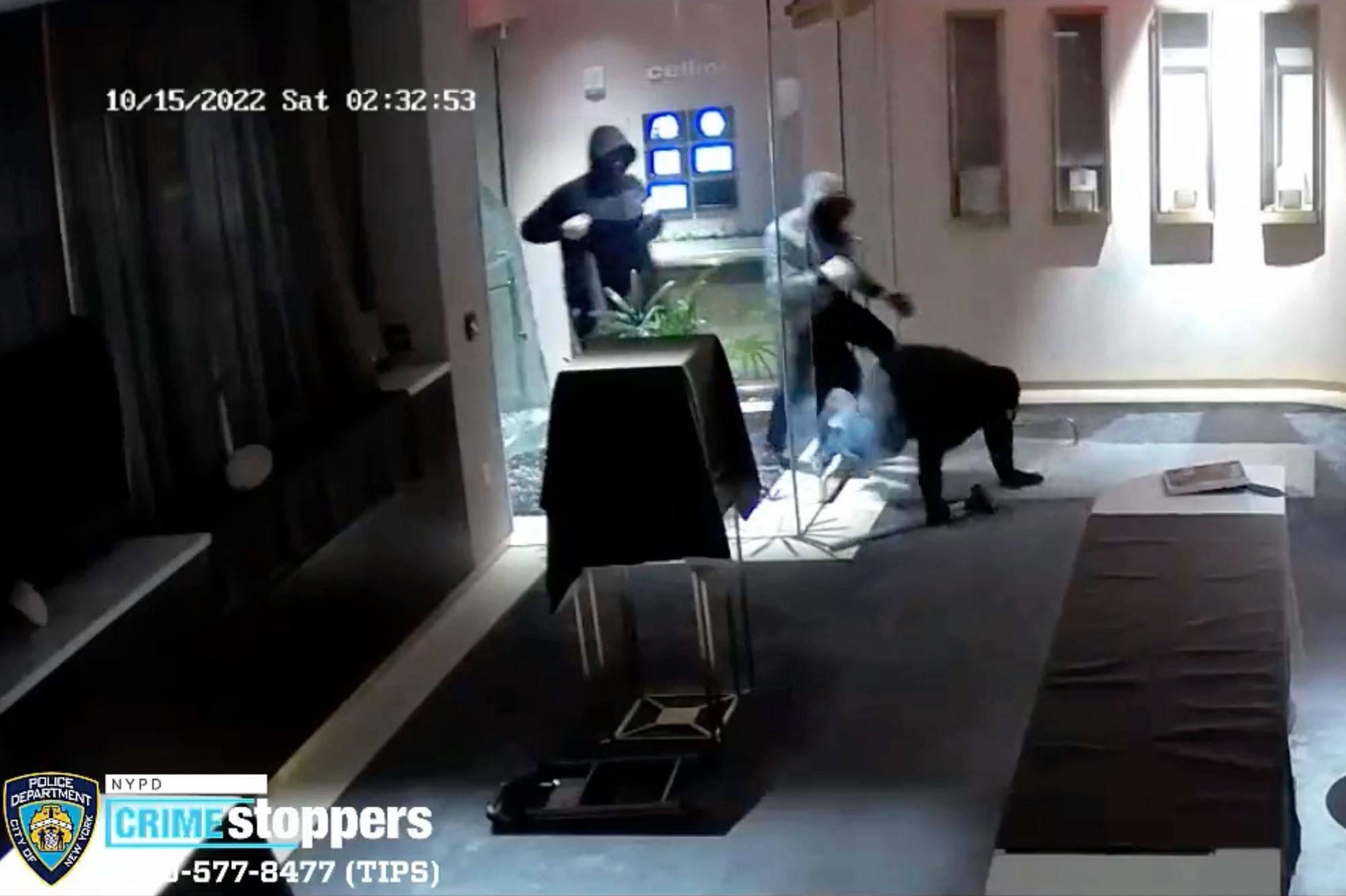 De tre røvere befinder sig inde i butikken i omkring 35 sekunder, før de slipper afsted med ure og smykker for millioner.