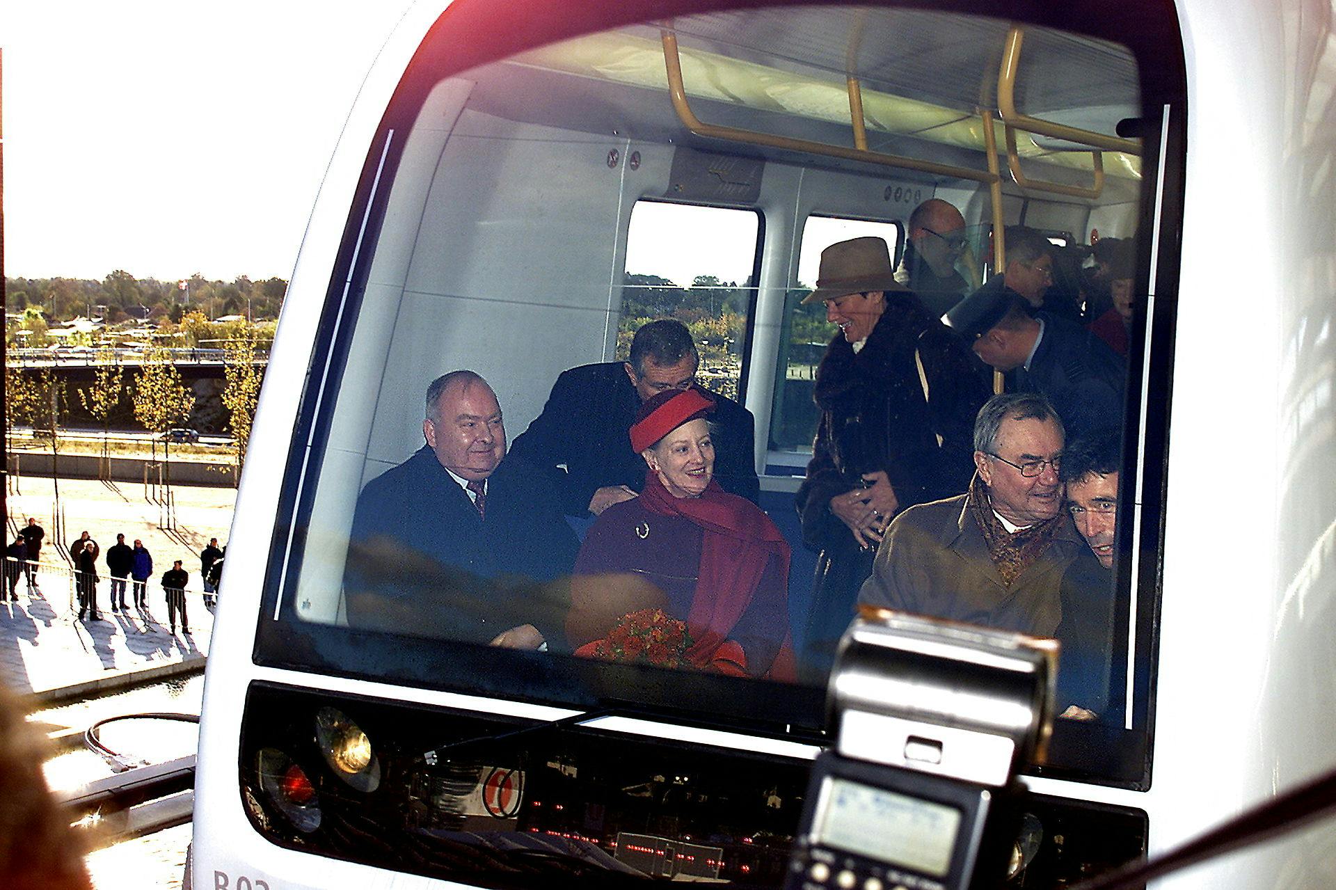 Så kører vi, Daisy. Dronning Margrethe og Prins Henrik var med på Metroens jomfrutur lørdagen for præcis 20 år siden. Til højre titter daværende statsminister Anders Fogh Rasmussen frem.