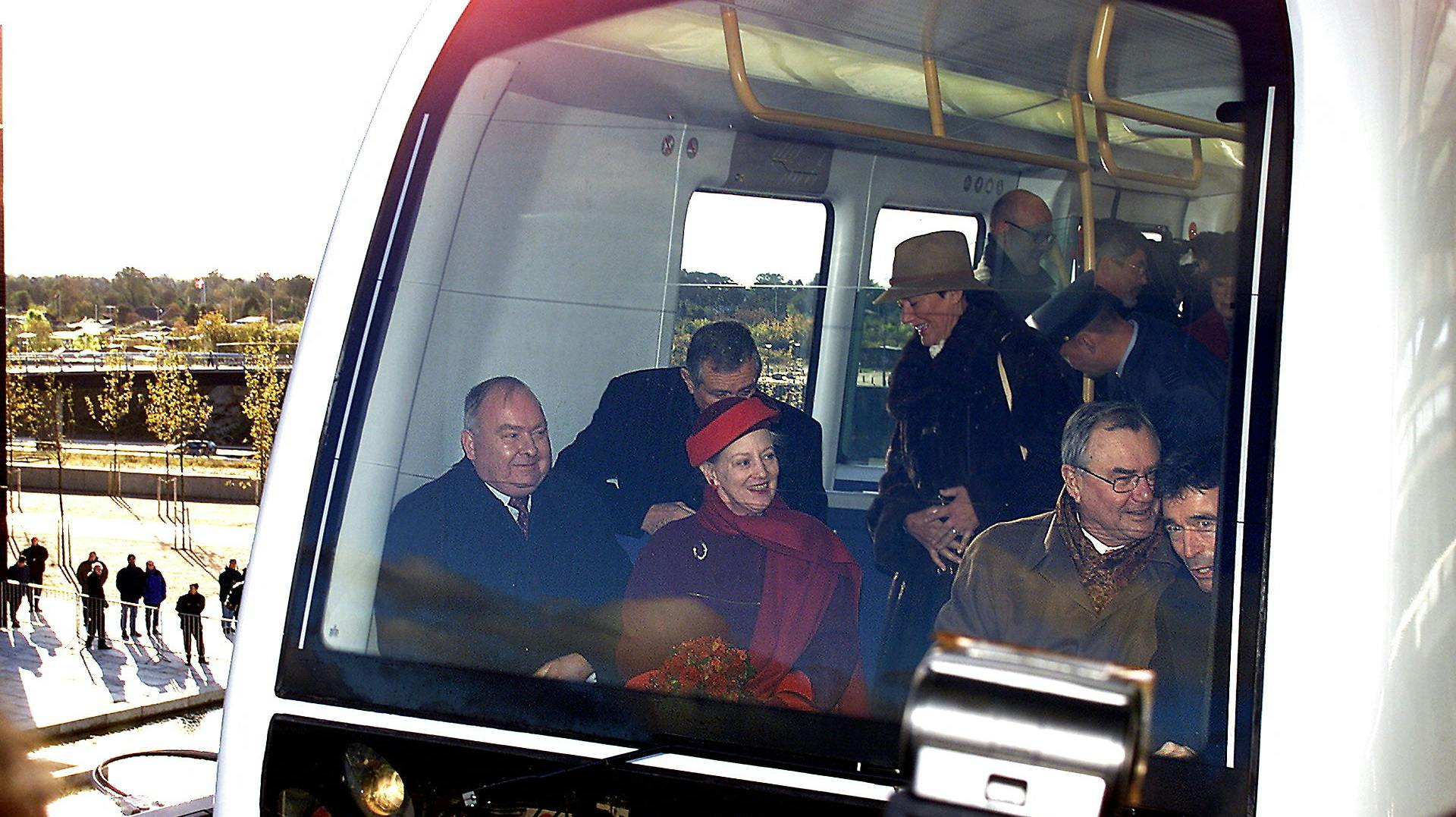 Så kører vi, Daisy. Dronning Margrethe og Prins Henrik var med på Metroens jomfrutur lørdagen for præcis 20 år siden. Til højre titter daværende statsminister Anders Fogh Rasmussen frem.