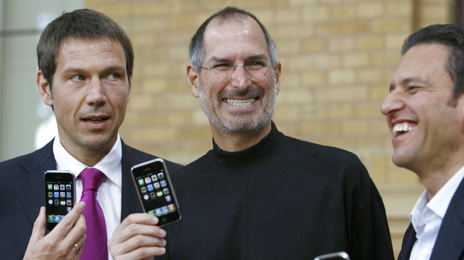 Steve Jobs (i midten, red.) døde 5. oktober 2011, men nåede inden at gøre Apple til et af verdens mest værdifulde varemærker.