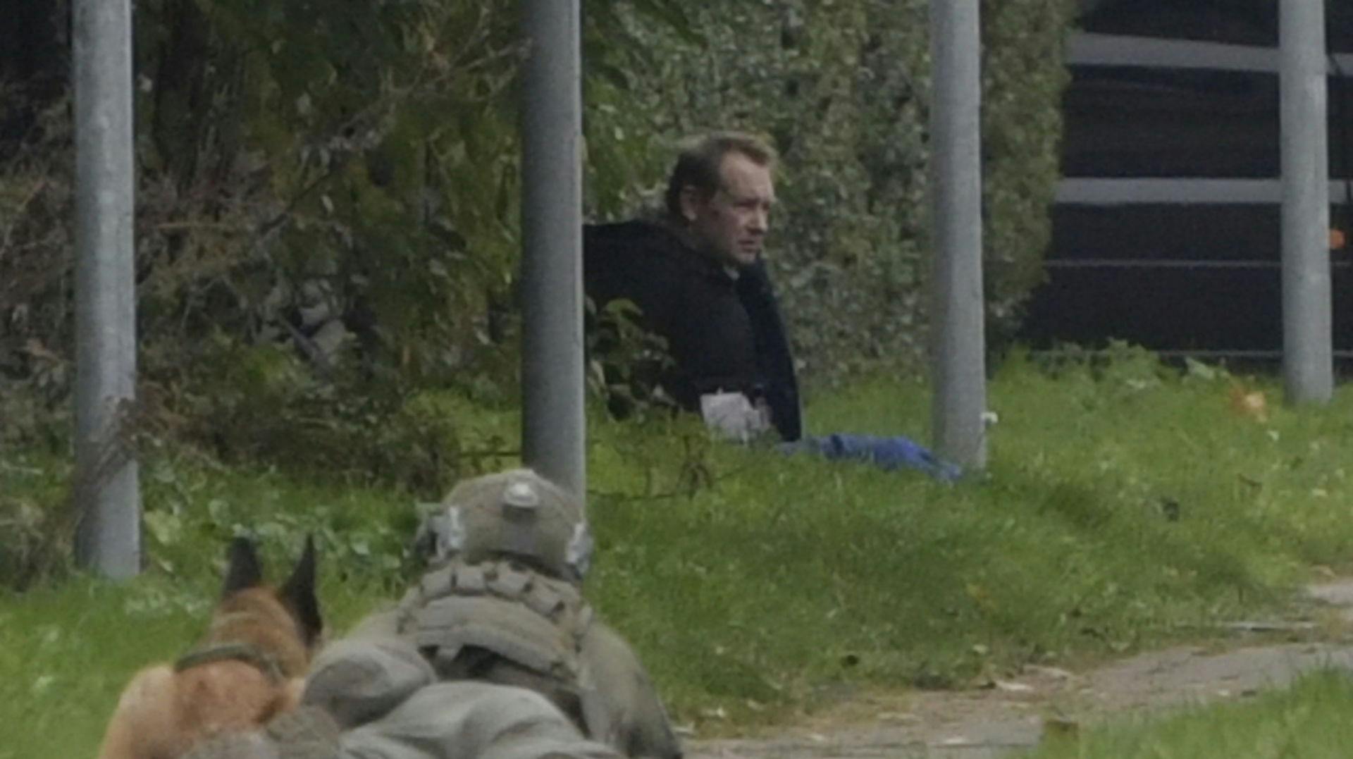 Peter Madsen forsøgte at flygte fra Herstedvester Fængsel, men nåede dog ikke så langt. Her sidder han flankeret af tungt bevæbnede betjente på en villavej i Albertslund, hvor hans flugt også endte.