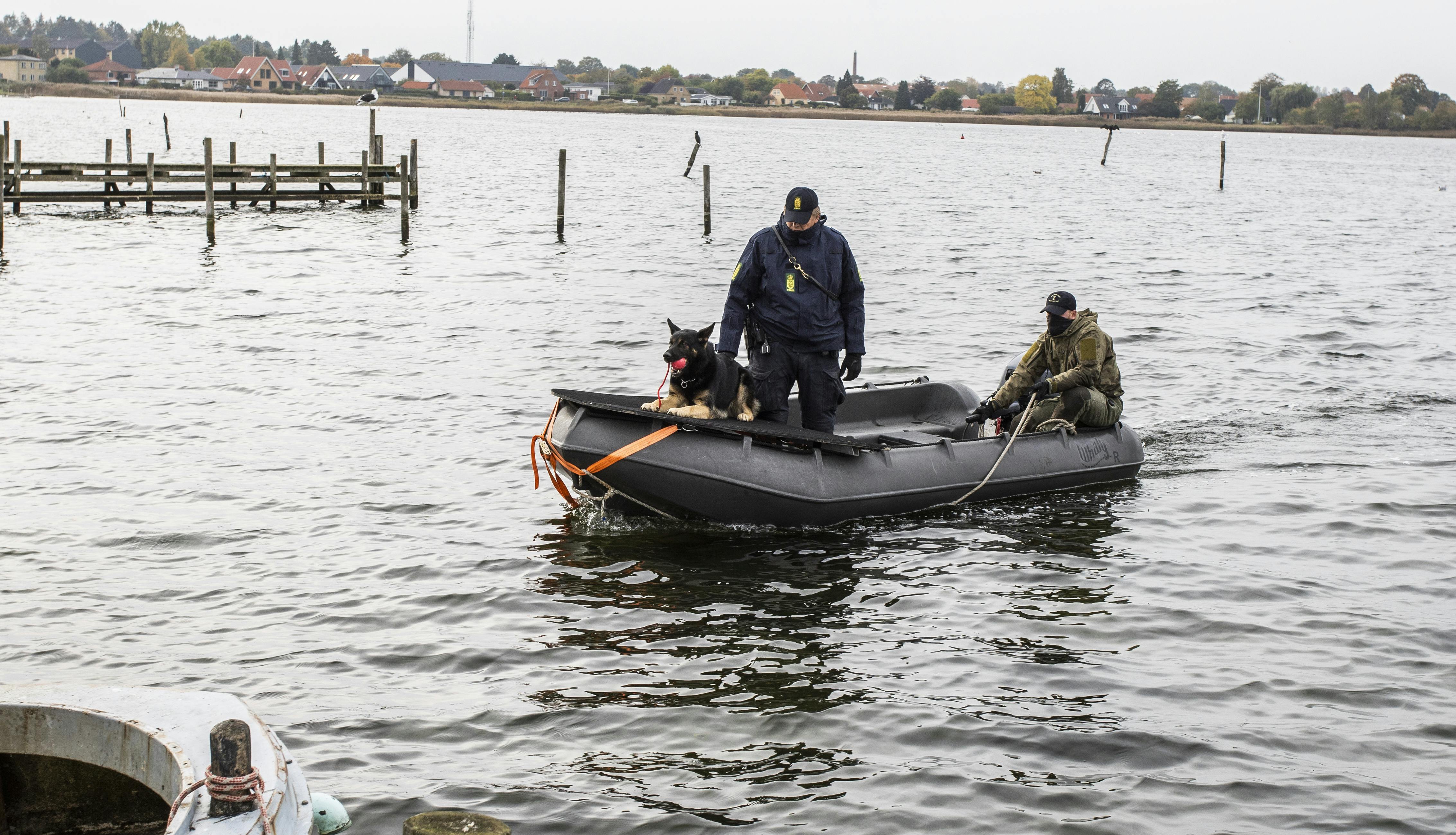 Flere hunde var på vandet i Præstø Fjord for at lede efter de savnede. 