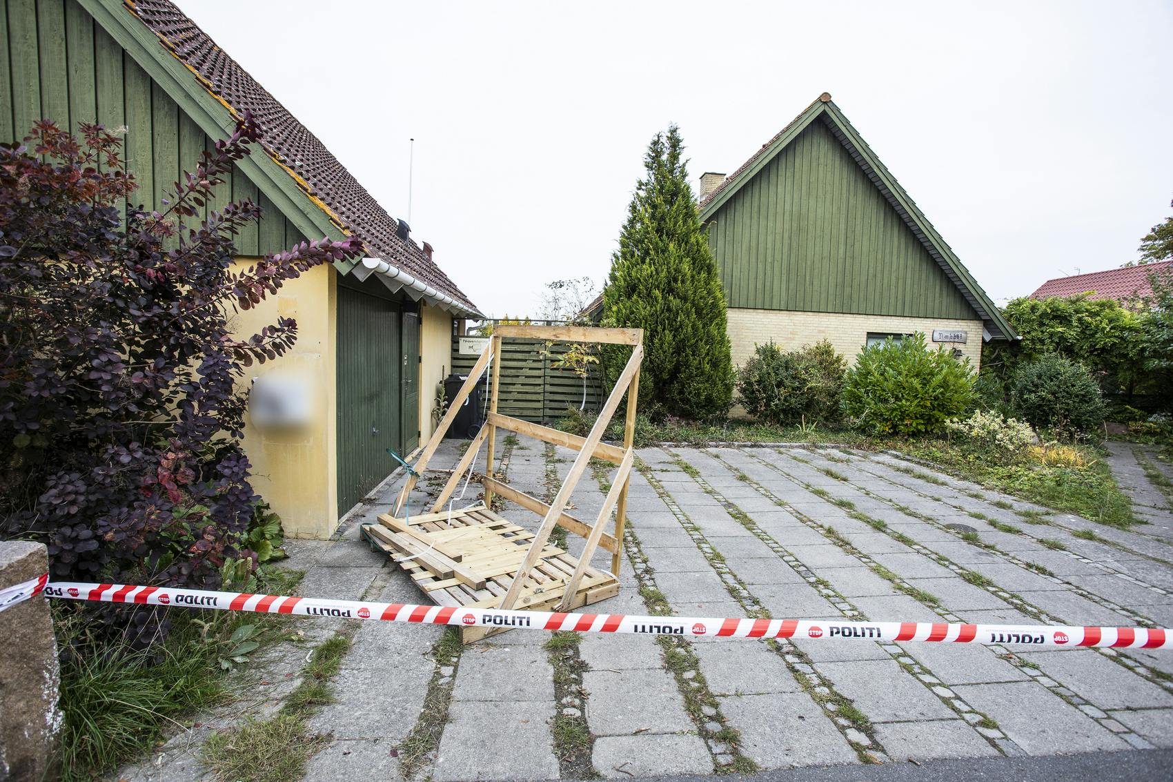 Politiet har fokuseret en del af deres efterforkning ved dette hus, men kvinden og det lille barn blev fundet i en skov lidt væk fra huset. 