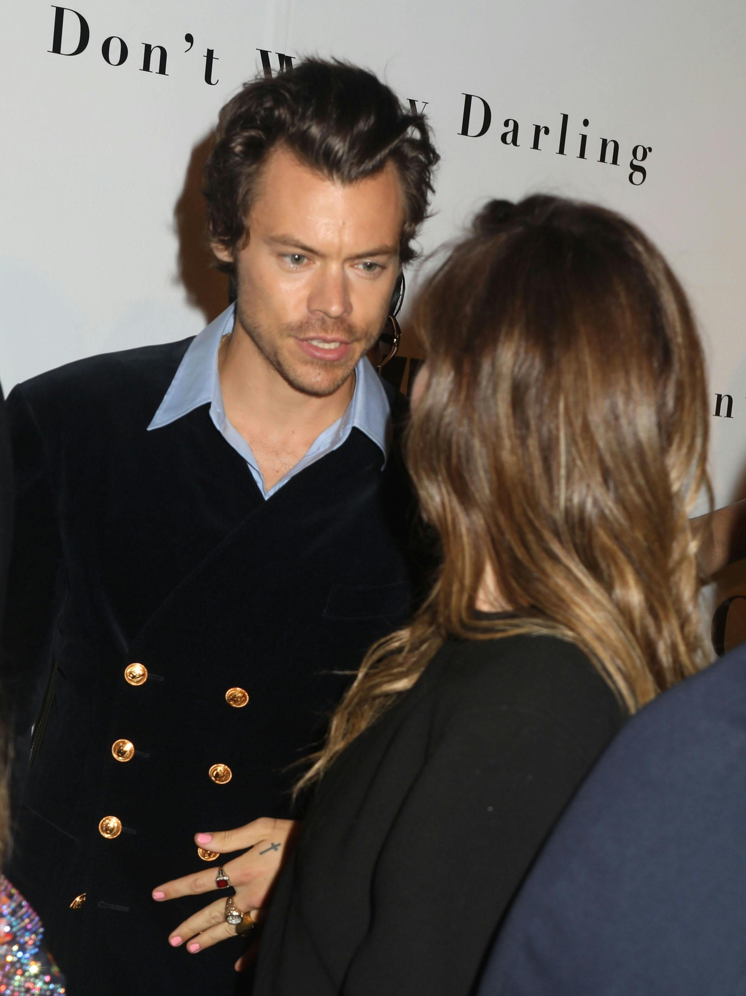 Harry Styles taler her med Olivia Wilde til premieren på deres film, "Don’t Worry Darling".

