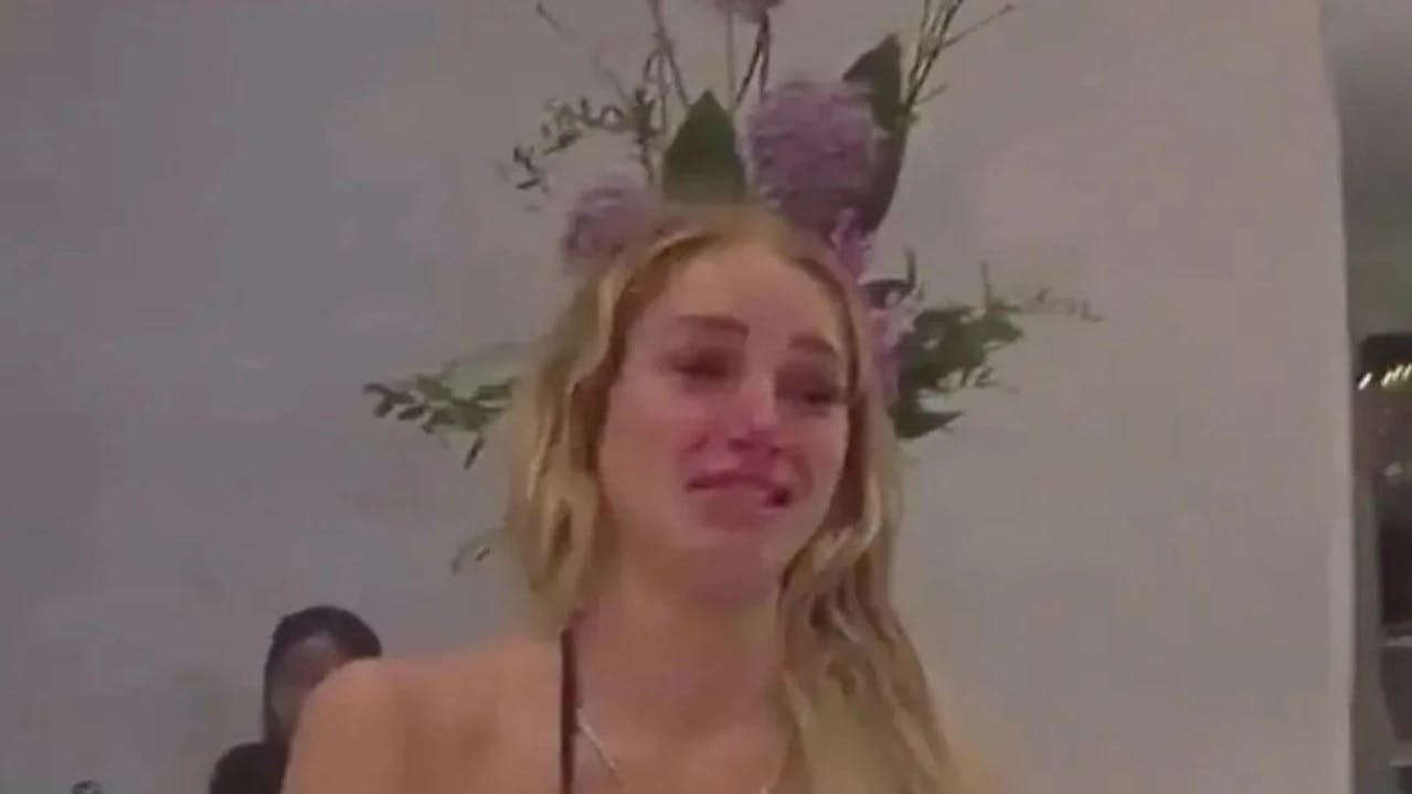 Her snakker Courtney Clenney med betjenten.