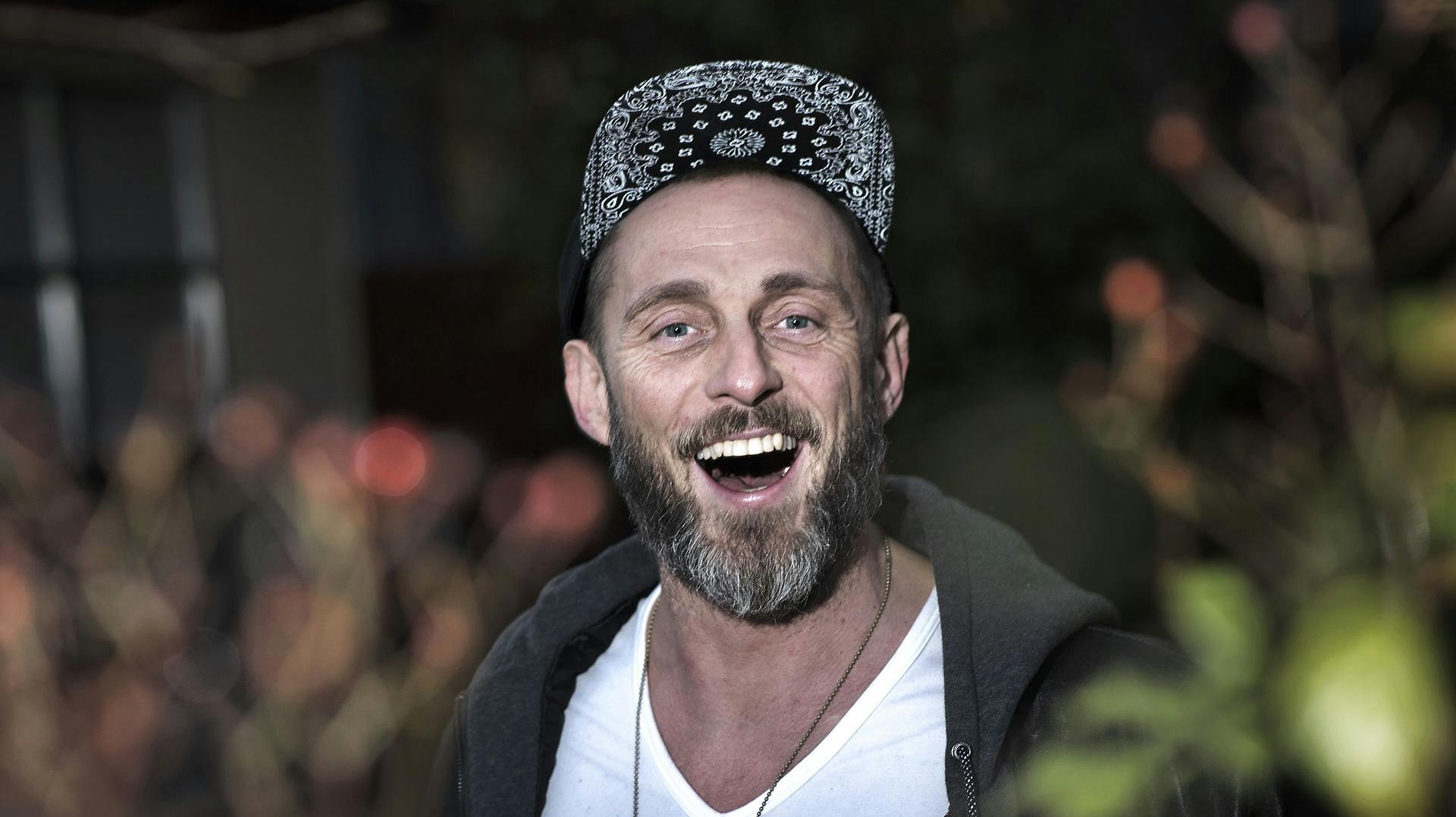 Roland Møller har god grund til at smile og være glad - hans karriere som skuespiller er nemlig kun gået i en retning siden hans filmdebut i 2010. Nu fortæller skuespilleren mere om sit liv som kriminel i ny podcast.