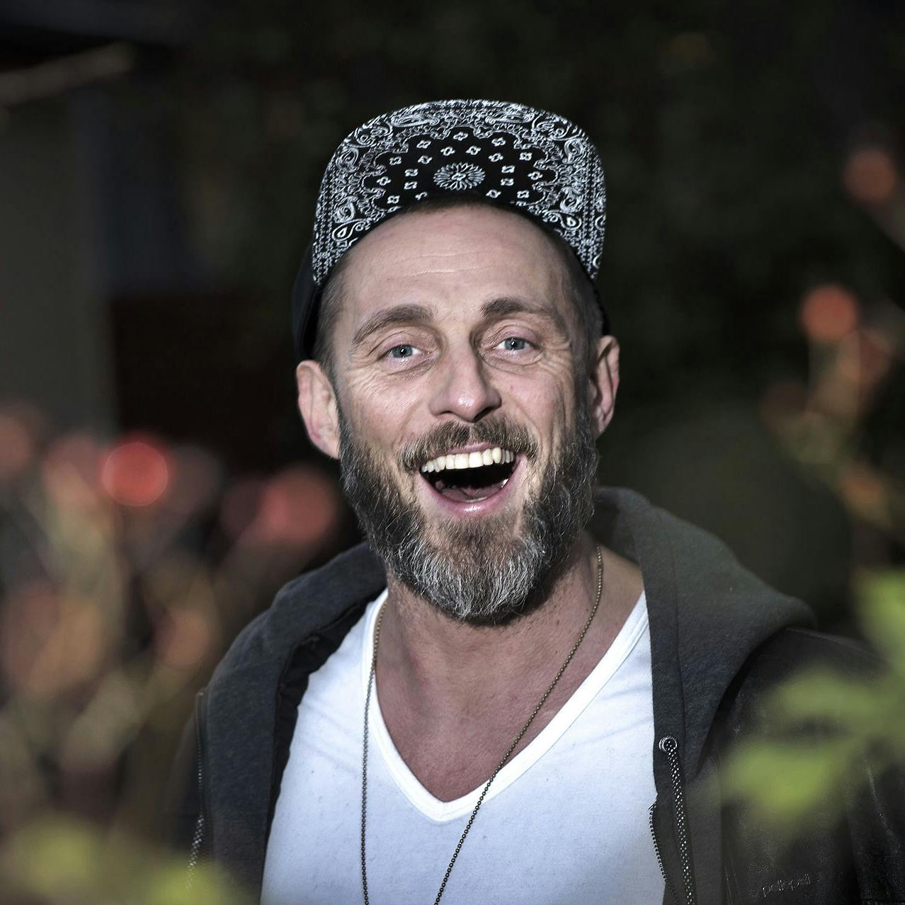 Roland Møller har god grund til at smile og være glad - hans karriere som skuespiller er nemlig kun gået i en retning siden hans filmdebut i 2010. Nu fortæller skuespilleren mere om sit liv som kriminel i ny podcast.