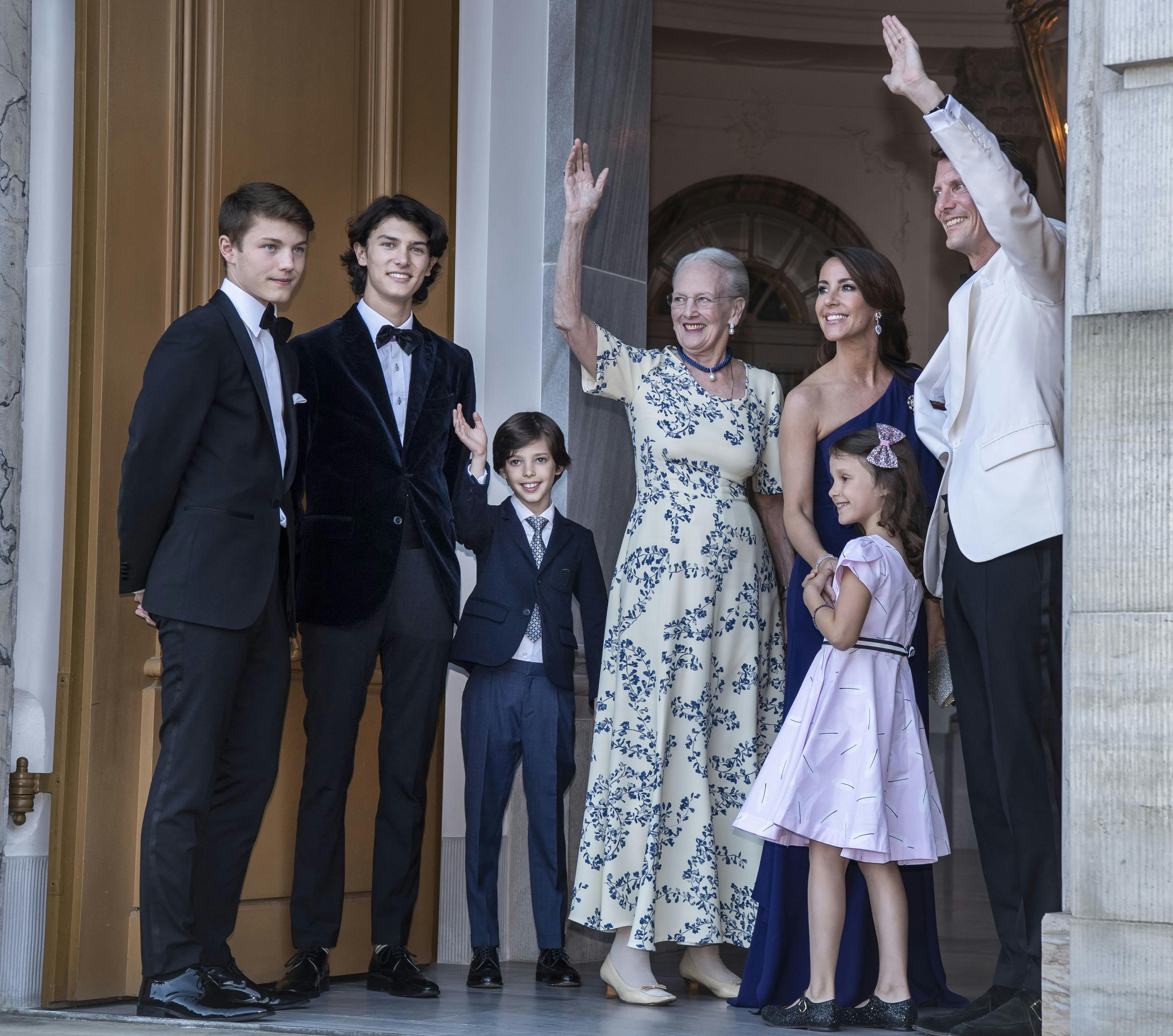 Prins Felix, prins Nikolai, prins Henrik, dronning Margrethe, prinsesse Marie, prinsesse Athena og prins Joachim