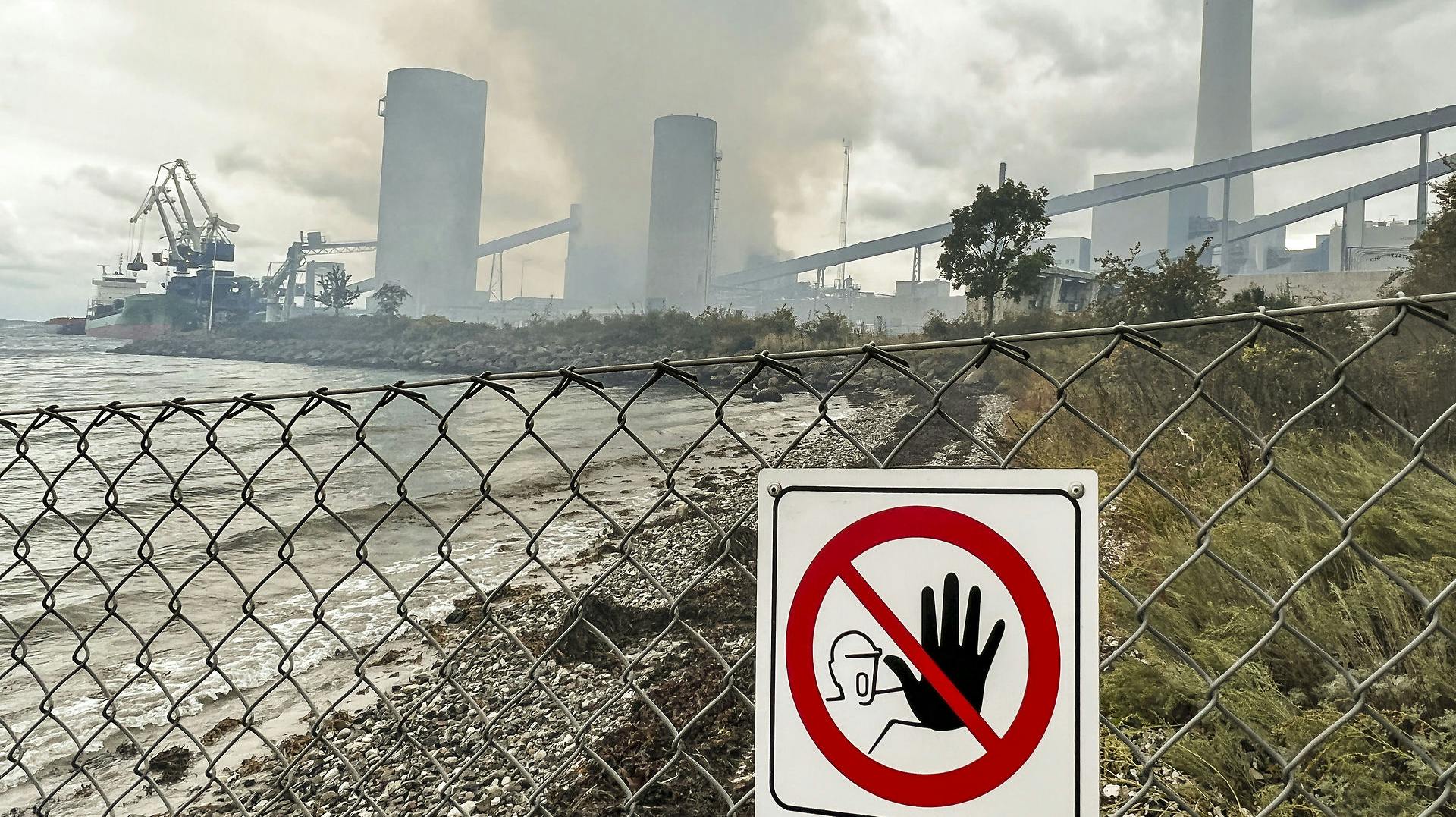 Siloen med træpiller har udviklet voldsom røg, der har været til stor gene for naboer dele af Østjylland.