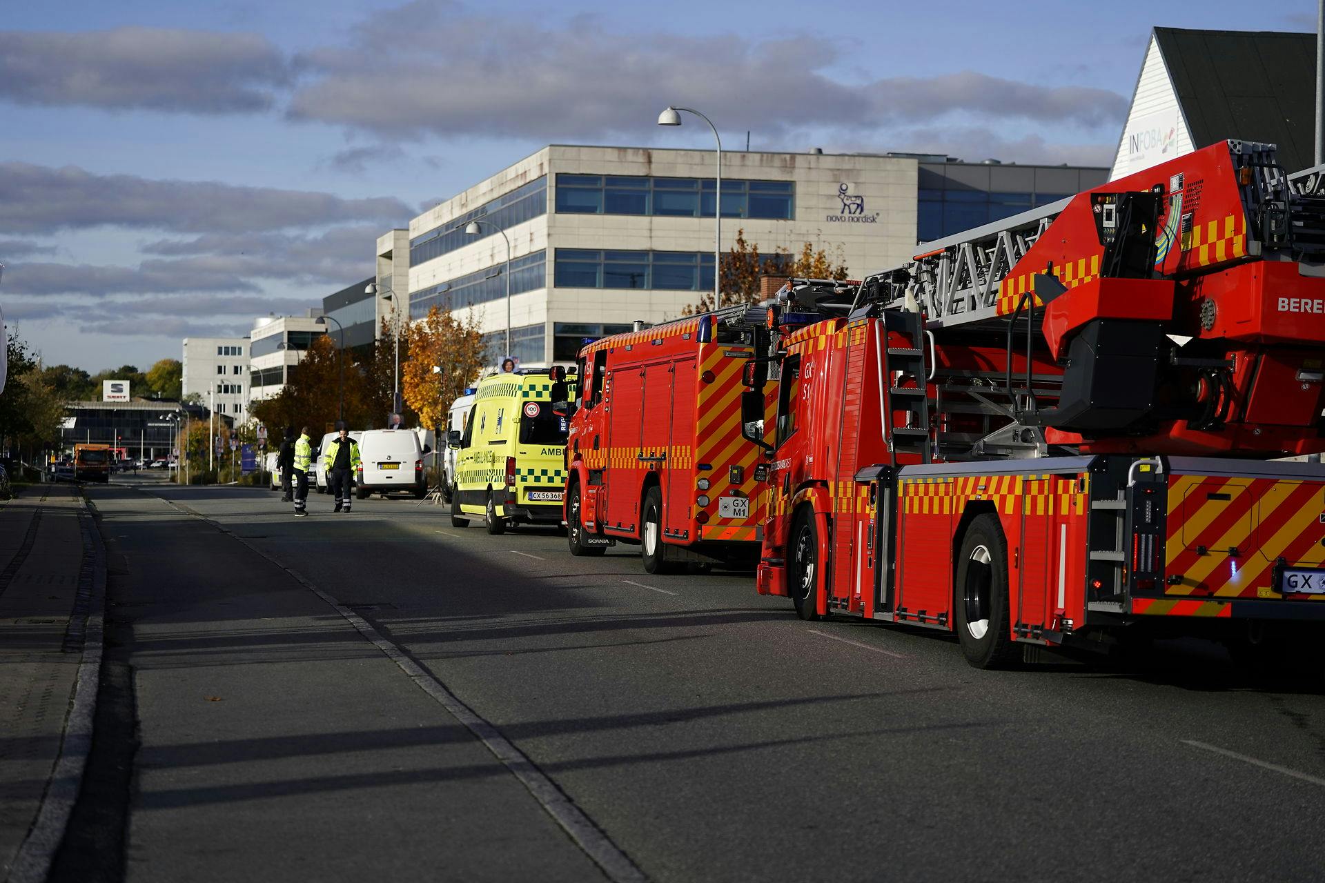 Ambulancer og brandbiler er ligeledes til stede i Gladsaxe, hvor rulle-marie for kort tid siden blev sendt i aktion.