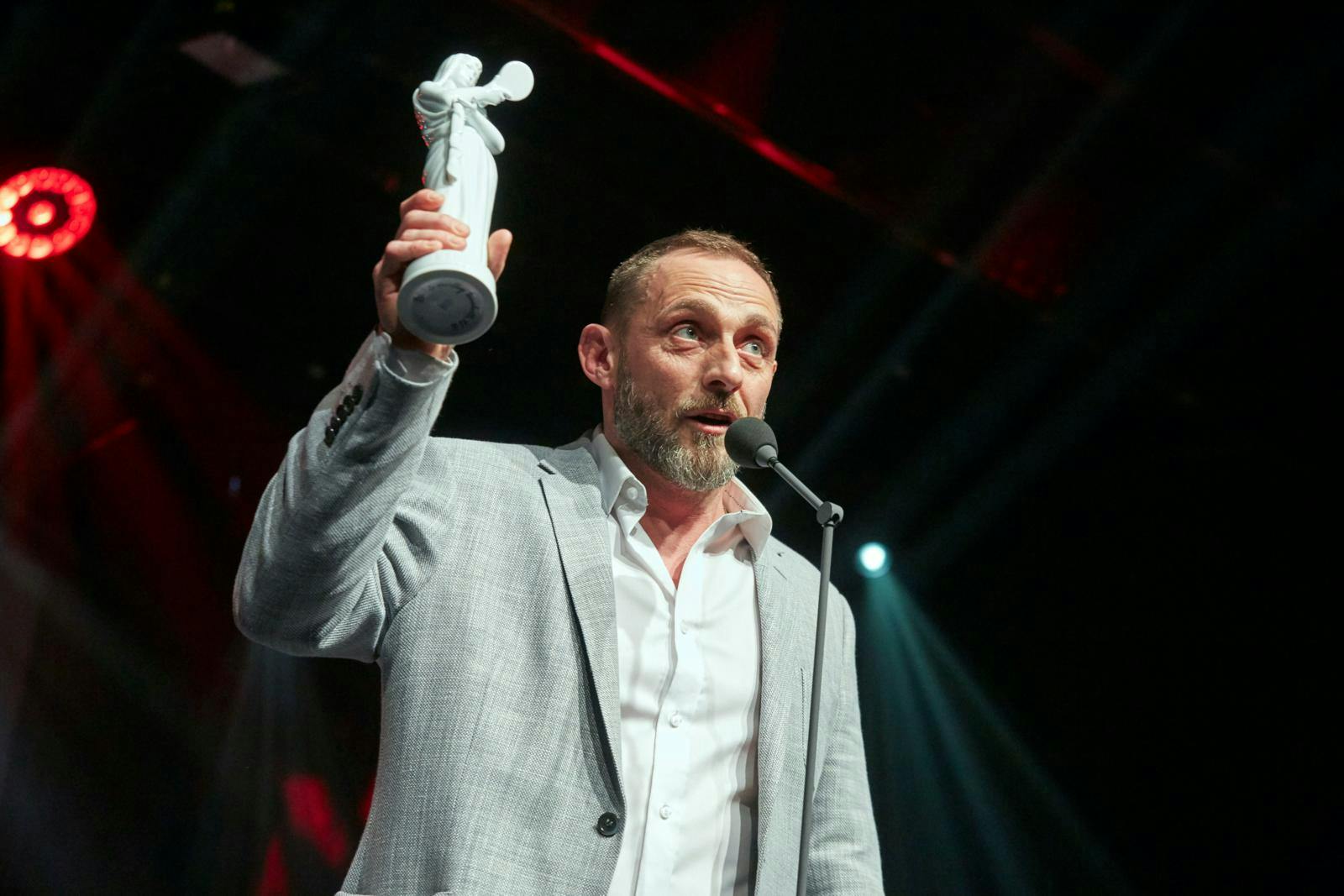 Roland Møller vandt i 2016 Bodilprisen for bedste mandlige hovedrolle for sin præstation i filmen "Under sandet."
