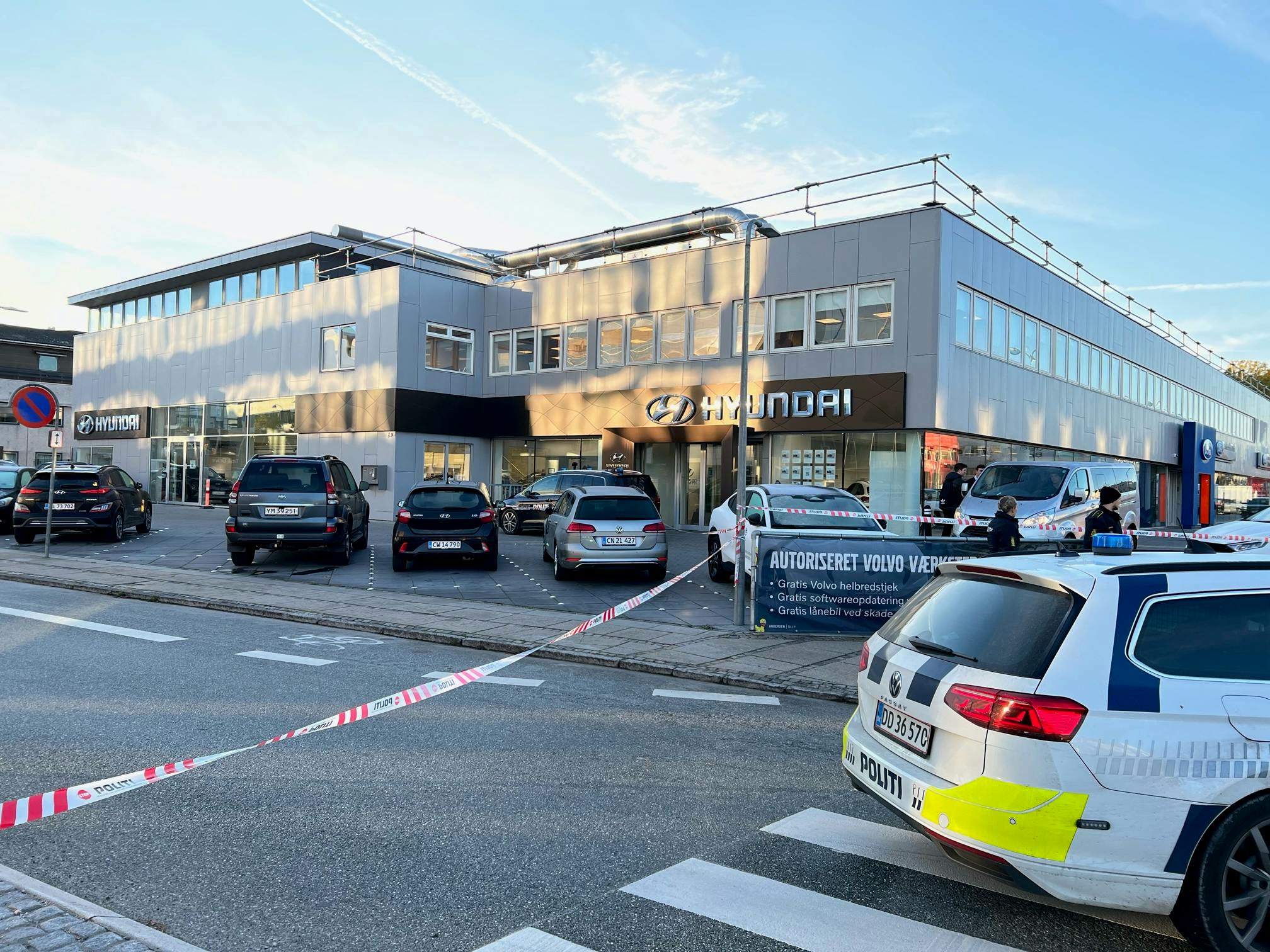 Københavns Vestegns Politi er massivt til stede på Vandtårnsvej i Gladsaxe, hvor de undersøger et mistænkeligt forhold.