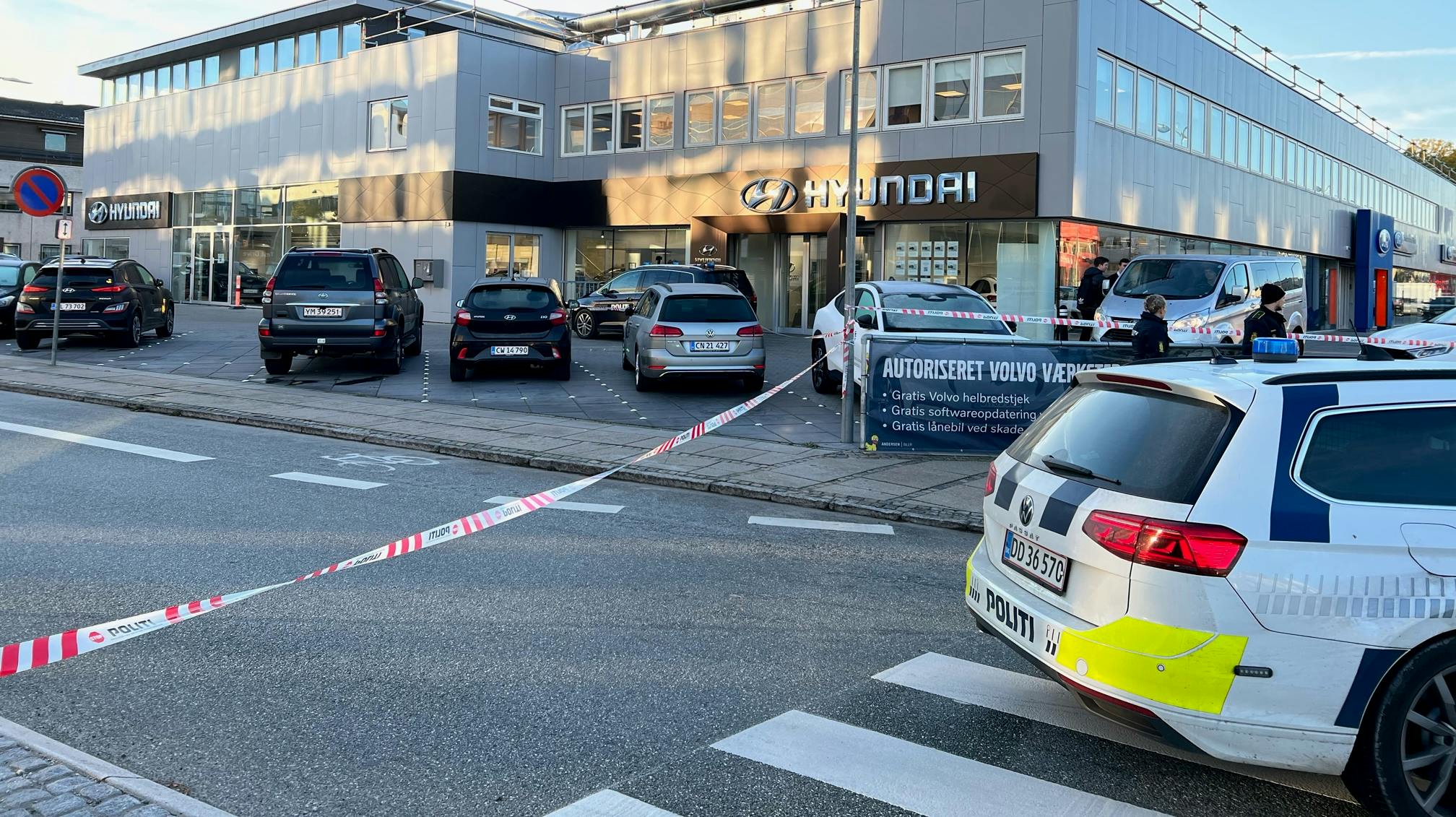 Københavns Vestegns Politi er massivt til stede på Vandtårnsvej i Gladsaxe, hvor de undersøger et mistænkeligt forhold.