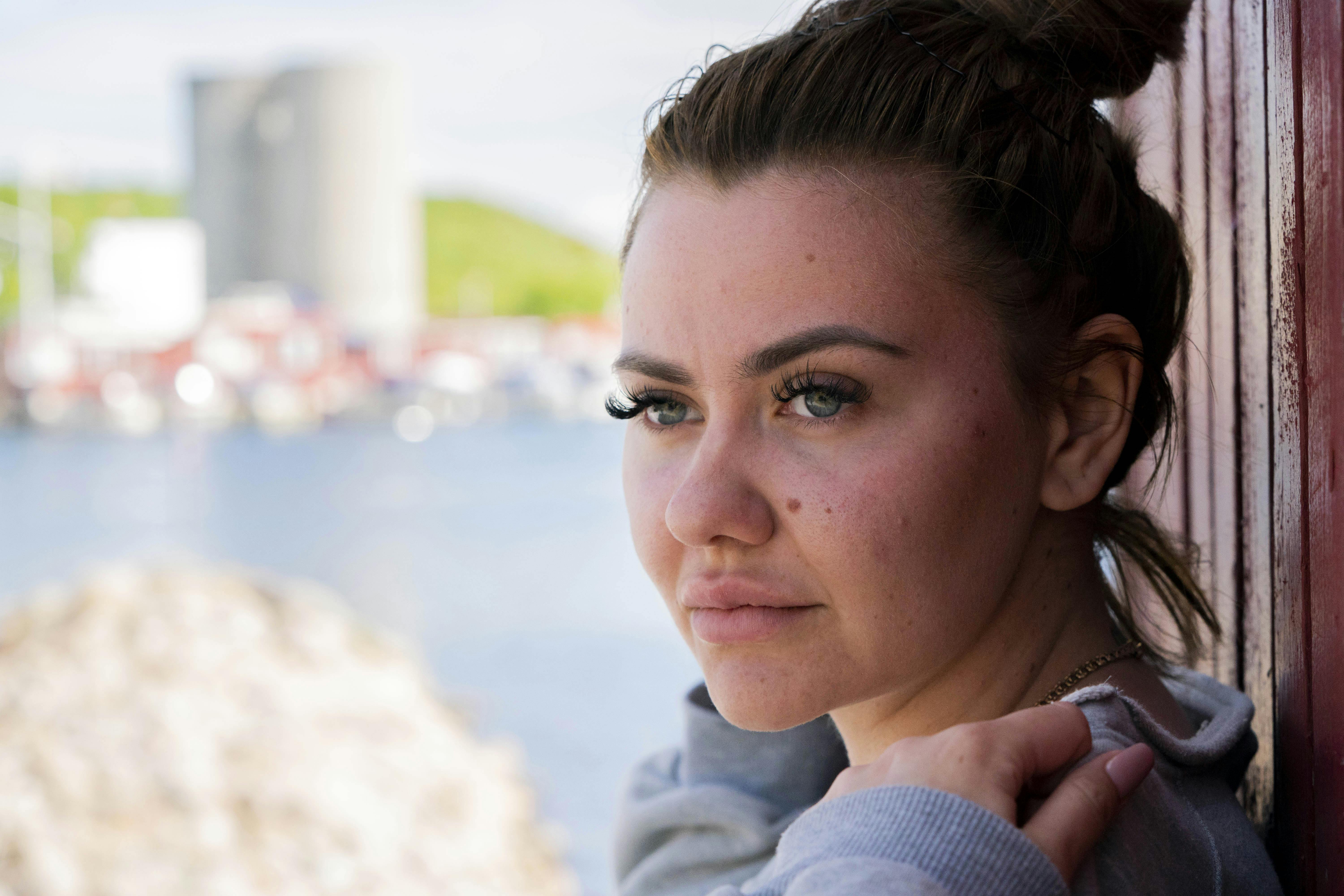 Fie Laursen fødte denne sommer en lille dreng, og netop hendes graviditet var sidste år skyld i, at hun ikke kunne komme til Danmark. Fie Laursen er bosiddende i Marbella i Spanien.