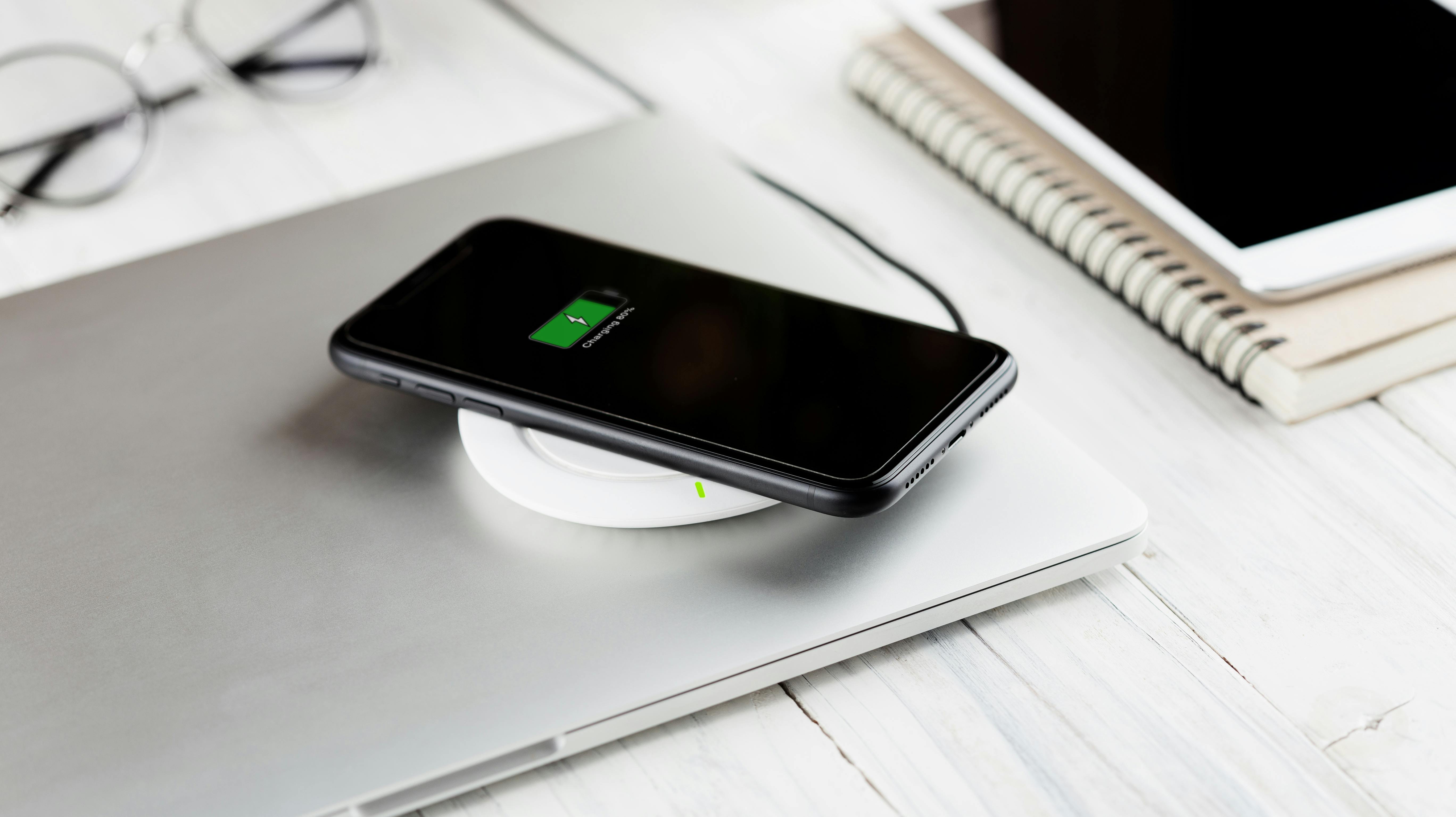 Skal man lade mobilen eller andre devises, skal man stoppe op og tænke på om det er i erhvervsøjemed. I hvert fald hvis man arbejder for Frederiksberg Kommune. Her er det nemlig at betragte som tyveri, hvis medarbejderne oplader deres personlige appara