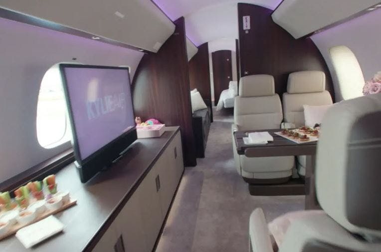 En stor fladskærm skal der naturligvis også være, når man skal flyve på Kylie Jenners privatfly.
