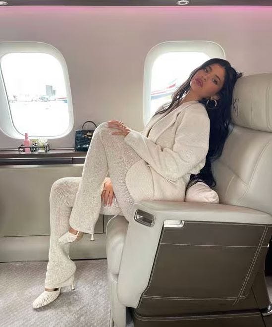 Kylie Jenner flyver med stil.
