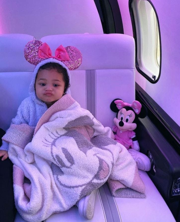 Kylie Jenner gjorde flittigt brug af sit fly, da datteren Stormi skulle have fejret sin toårs fødselsdag. Turen gik naturligvis til Disneyland.
