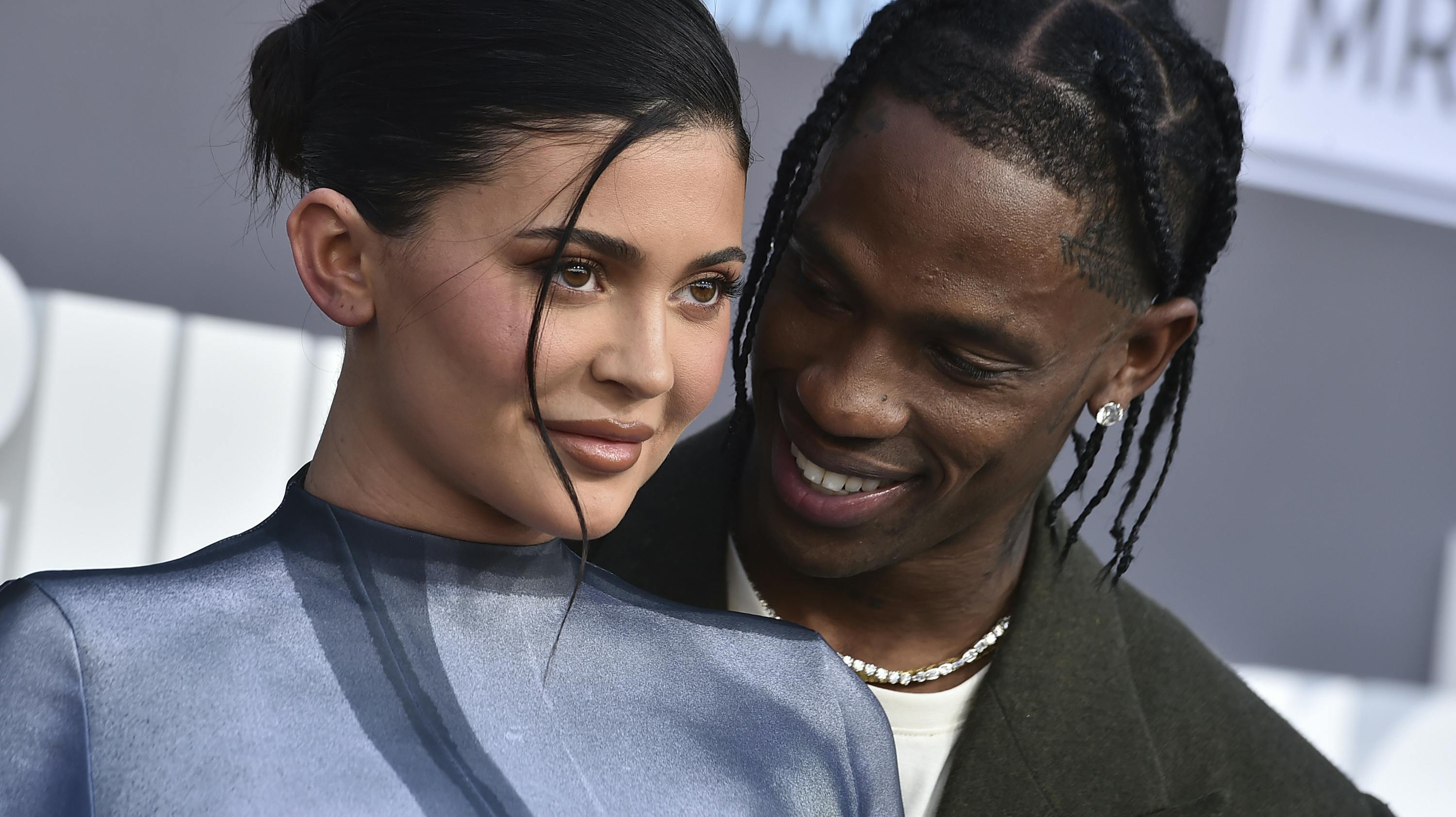Milliardæren Kylie Jenner danner par med rapperen Travis Scott, men nu går rygterne på, at Travis også ser andre damer – noget han dog selv benægter.
