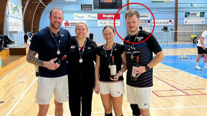 Christian Blittrup (længst til højre) vandt søndag guld ved Denmark Open 35+ i mix double sammen med sin kone, Tanja Blittrup (nummer to længst til højre). Men han vandt også guld i livreddende førstehjælp.