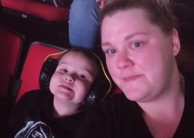 Tanner sammen med sin mor, der nu er fængslet og sigtet for drabet på ham.