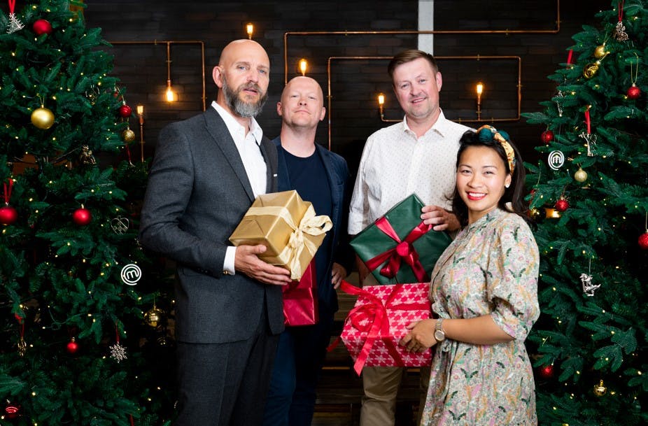 Dommerne er klar til at bedømme forskellige julegodter, når tidligere "Masterchef"-deltagere skal i køkkenet igen i juleudgaven af det populære madprogram.&nbsp;
