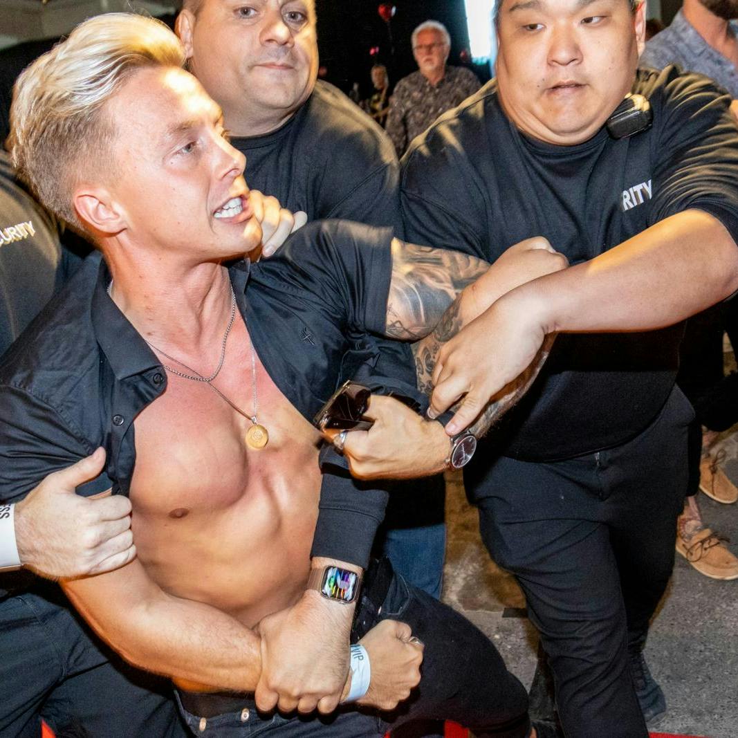 Teitur har i den grad problemer med at styre sine følelser. Det viser han her under Reality Awards 2021.