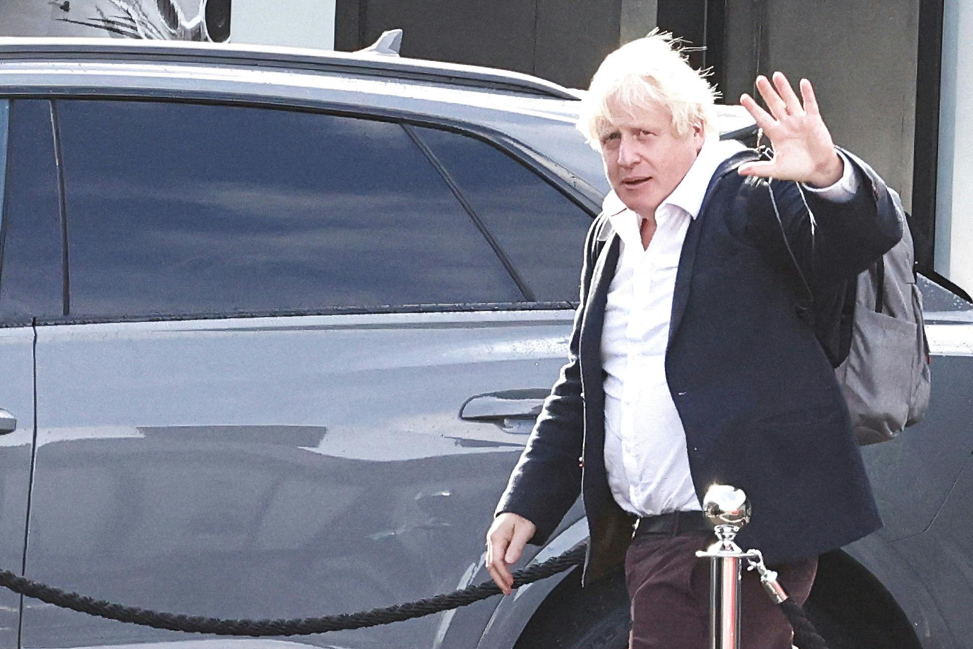 Her lander Boris Johnson i lørdags efter en solferie. Og efter at have tænkt sig om - og fundet ud af, han mangler venner - siger han nu nej tak til at stille op.